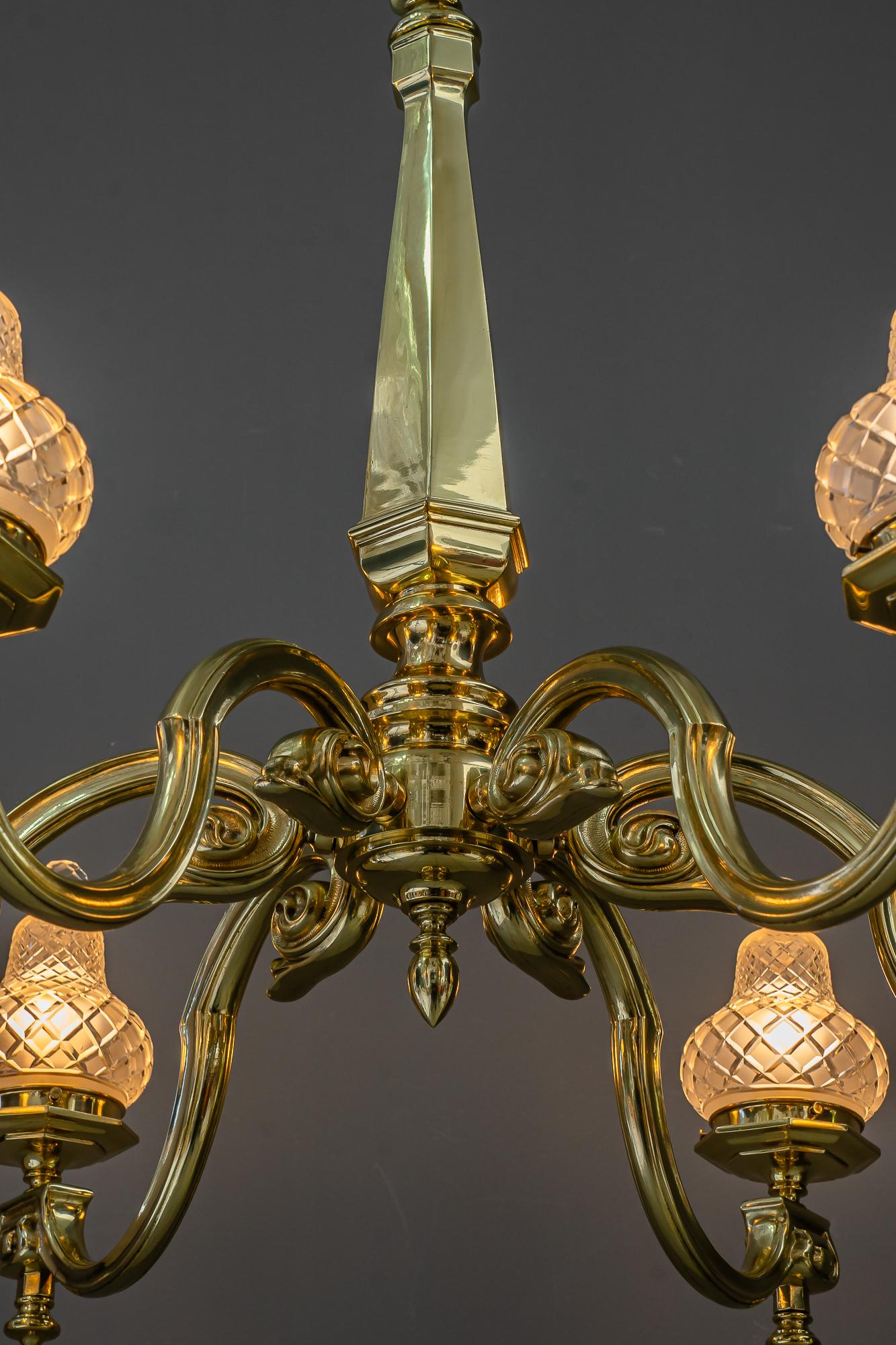 Sehr großer Art-Déco-Kronleuchter mit original geschliffenen Glasschirmen Vienna um 1920 im Angebot 8