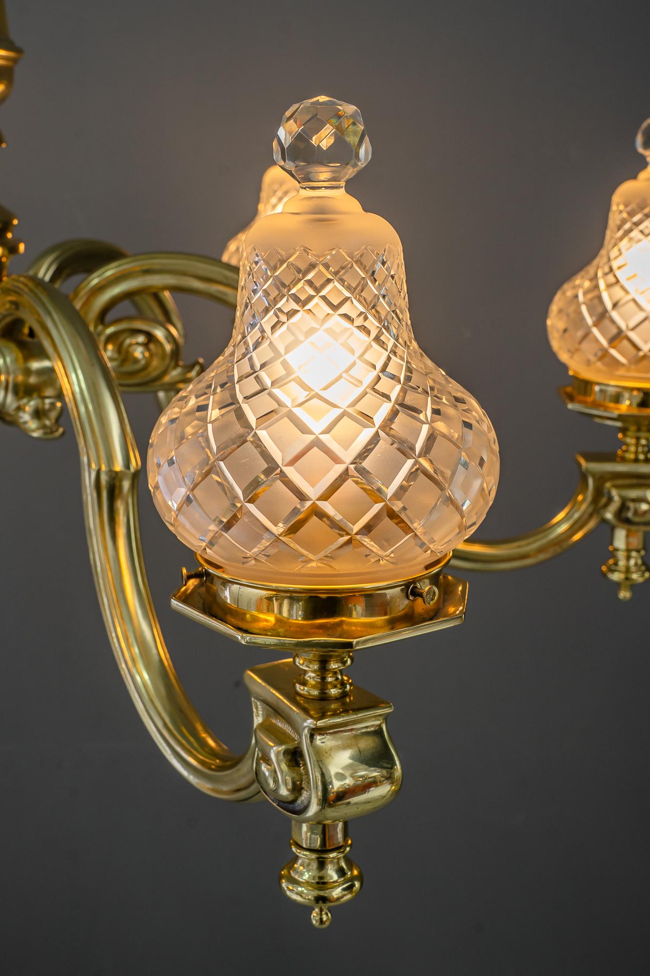 Sehr großer Art-Déco-Kronleuchter mit original geschliffenen Glasschirmen Vienna um 1920 im Angebot 10