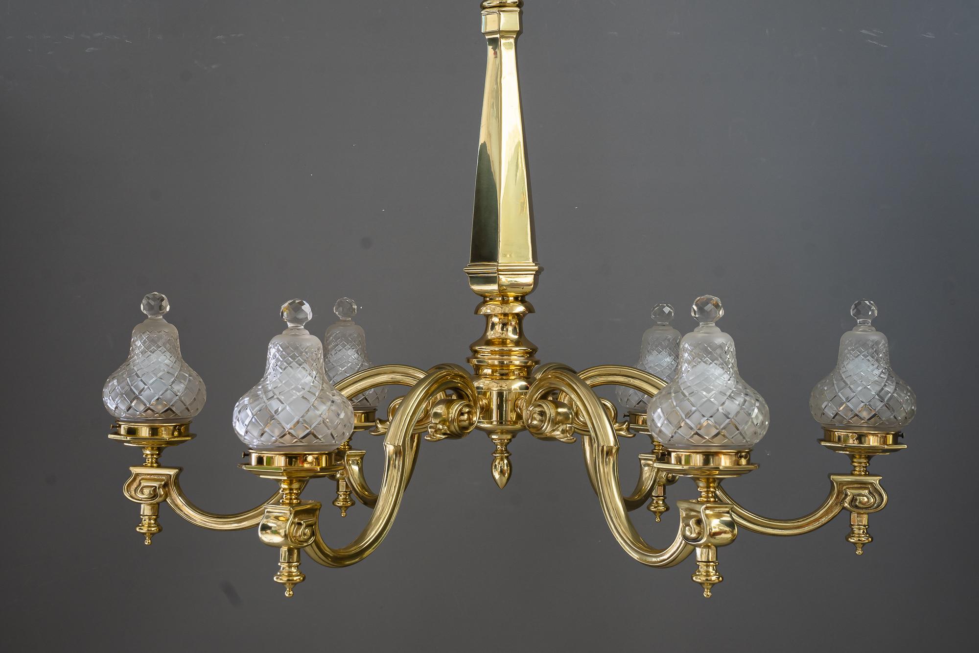 Sehr großer Art-Déco-Kronleuchter mit original geschliffenen Glasschirmen Vienna um 1920
Messing poliert und emailliert
Original geschliffene Glasschirme