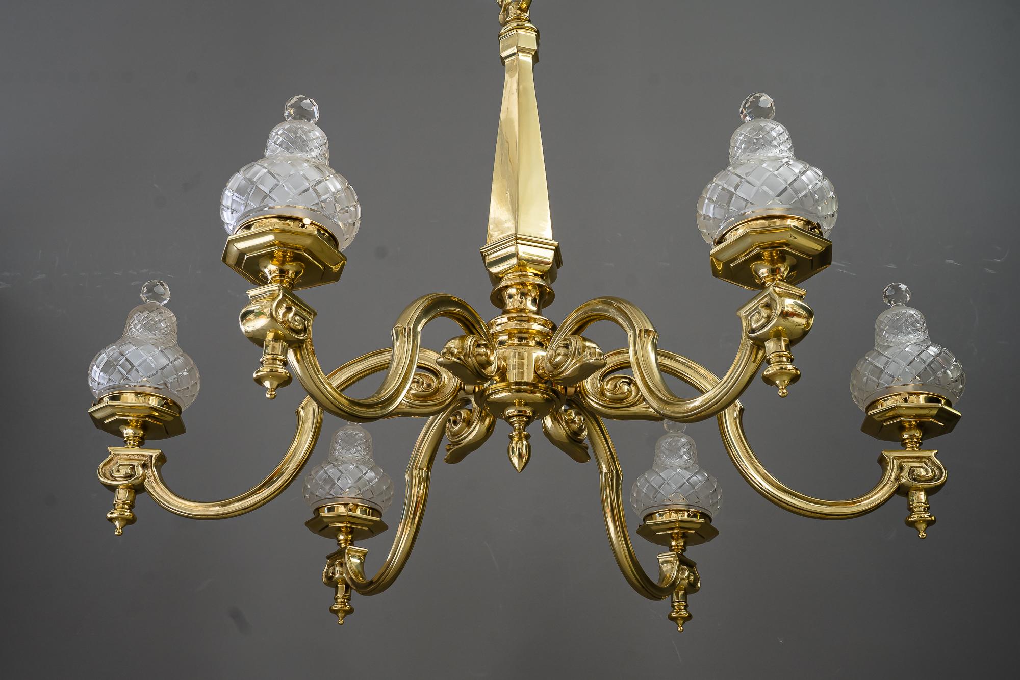 Sehr großer Art-Déco-Kronleuchter mit original geschliffenen Glasschirmen Vienna um 1920 (Art déco) im Angebot