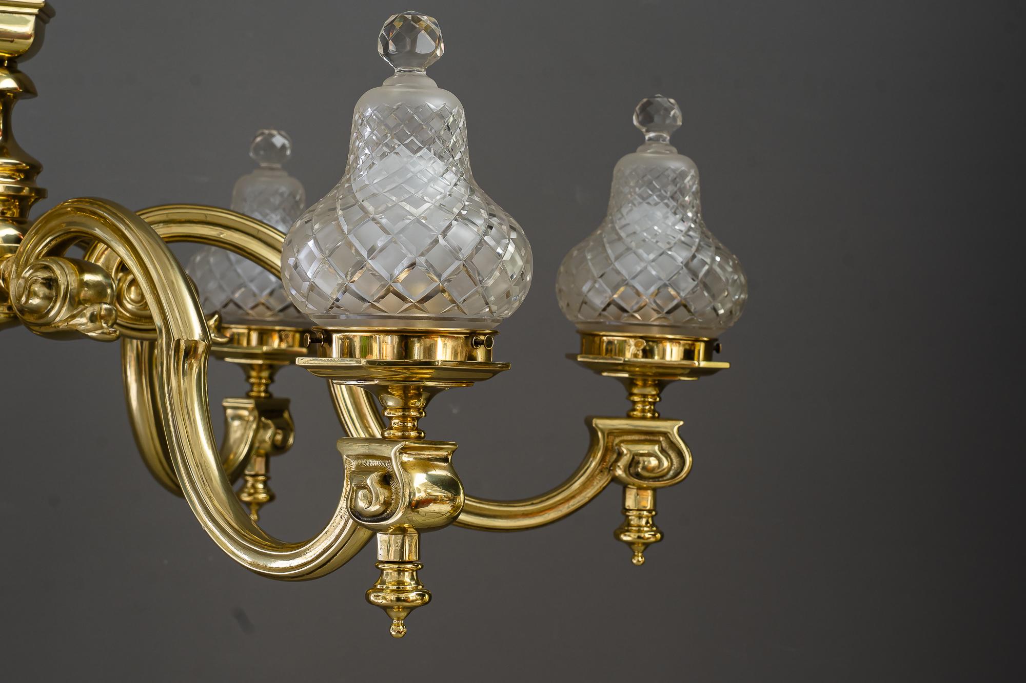 Sehr großer Art-Déco-Kronleuchter mit original geschliffenen Glasschirmen Vienna um 1920 (Österreichisch) im Angebot