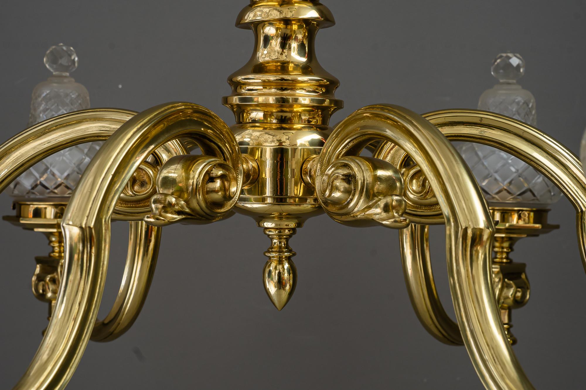 Sehr großer Art-Déco-Kronleuchter mit original geschliffenen Glasschirmen Vienna um 1920 (Lackiert) im Angebot