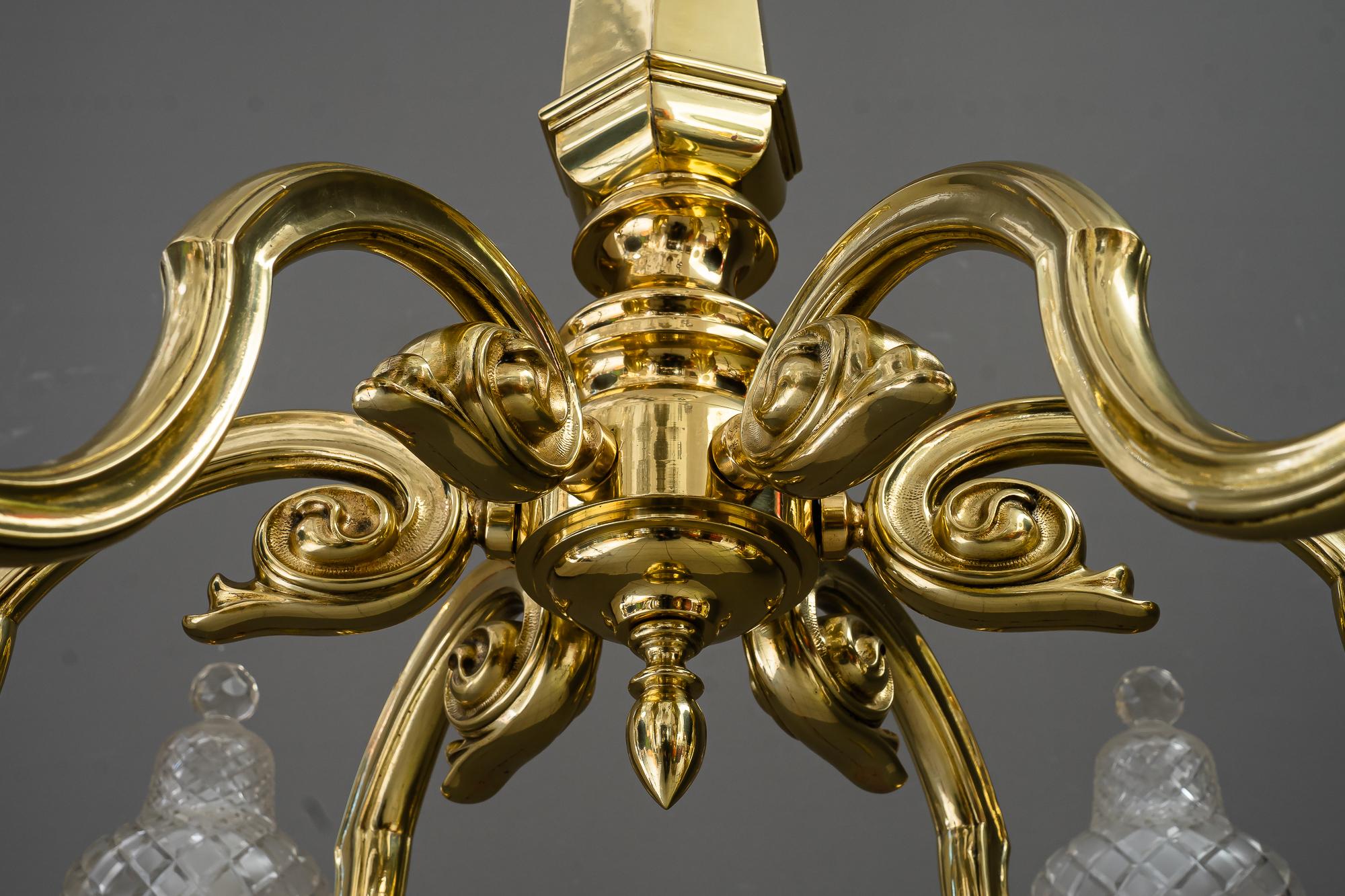 Sehr großer Art-Déco-Kronleuchter mit original geschliffenen Glasschirmen Vienna um 1920 im Zustand „Gut“ im Angebot in Wien, AT
