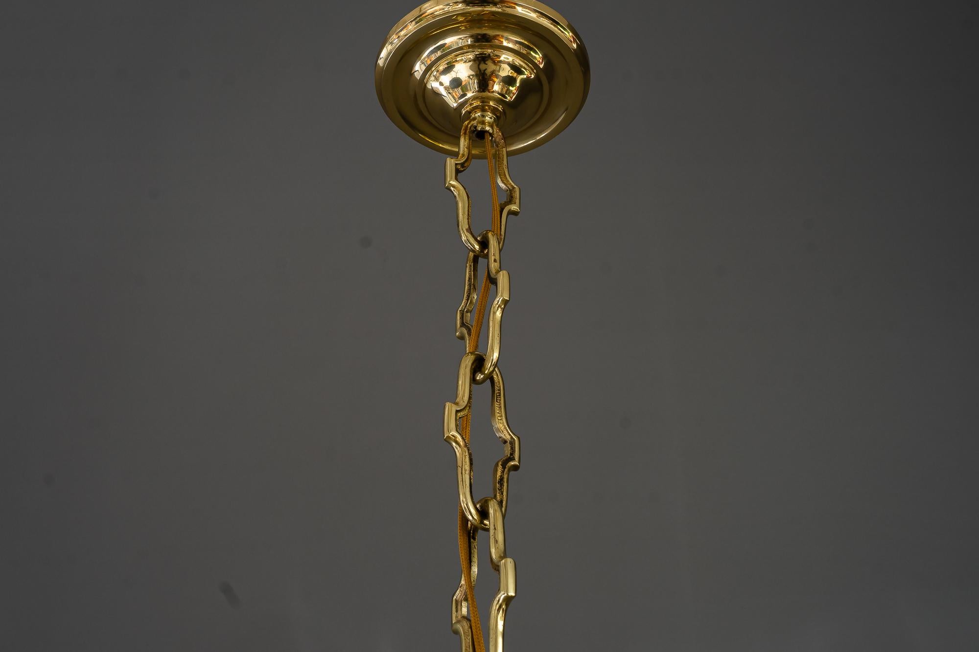 Sehr großer Art-Déco-Kronleuchter mit original geschliffenen Glasschirmen Vienna um 1920 (Frühes 20. Jahrhundert) im Angebot