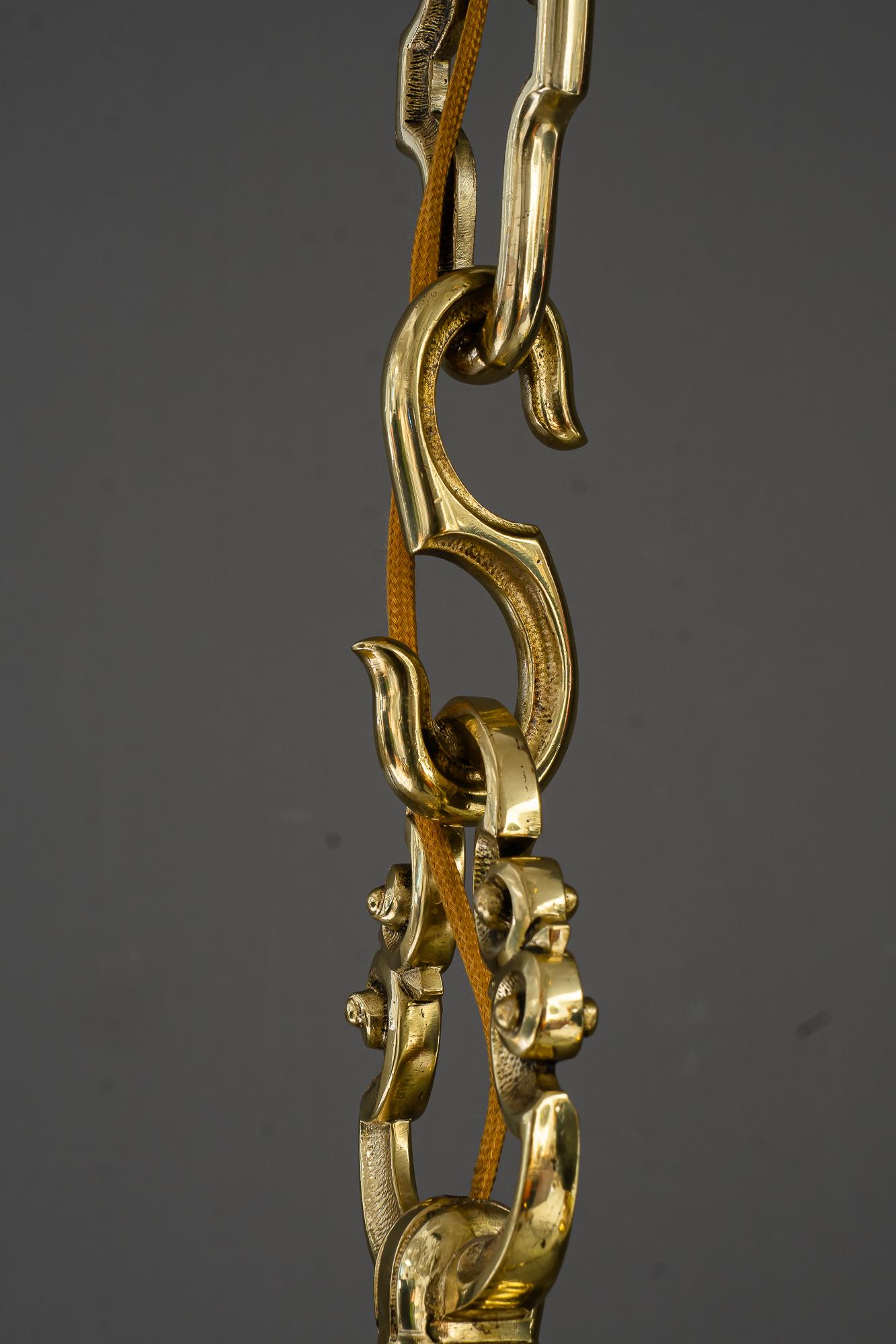 Sehr großer Art-Déco-Kronleuchter mit original geschliffenen Glasschirmen Vienna um 1920 (Messing) im Angebot