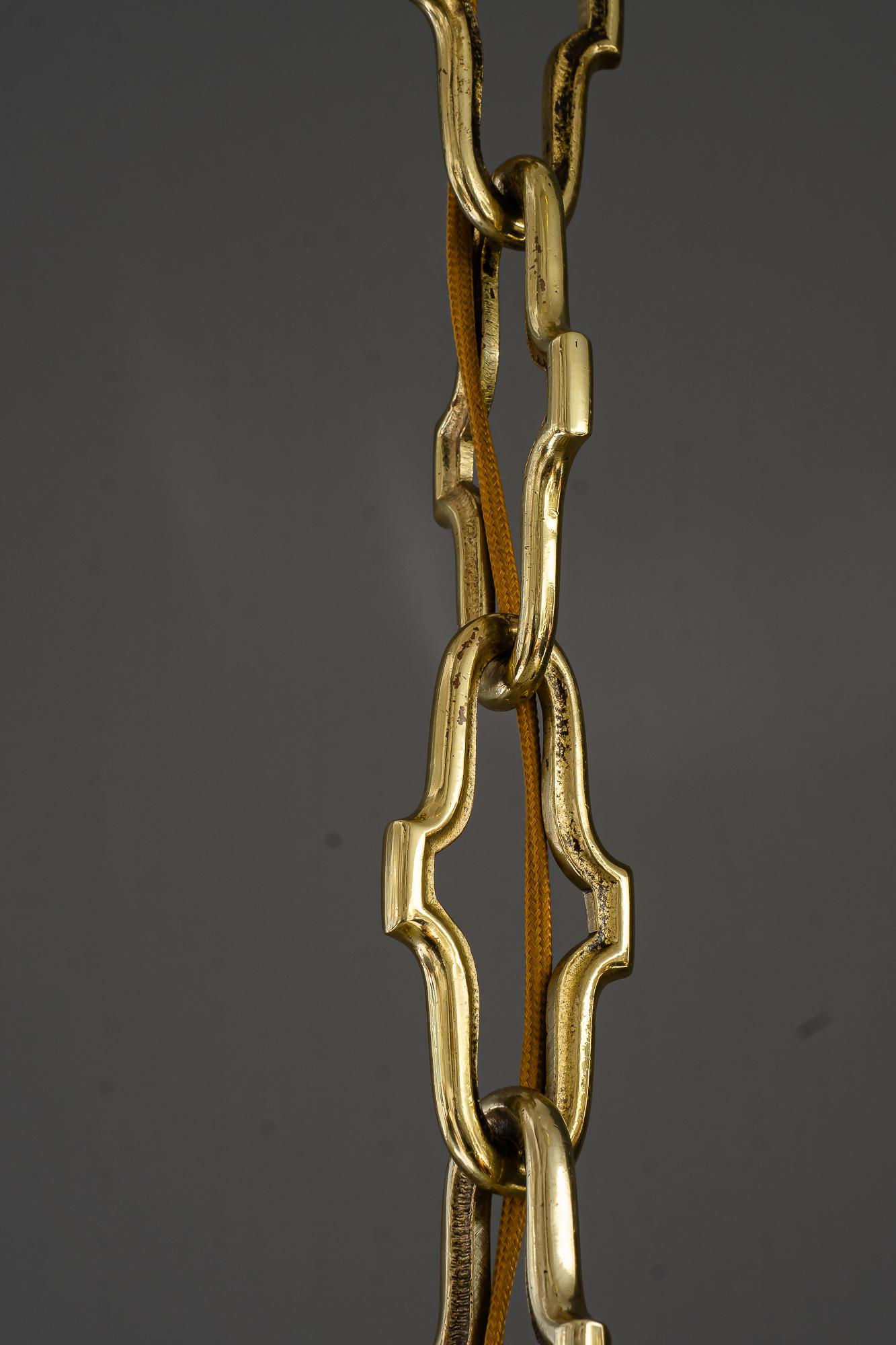 Sehr großer Art-Déco-Kronleuchter mit original geschliffenen Glasschirmen Vienna um 1920 im Angebot 1
