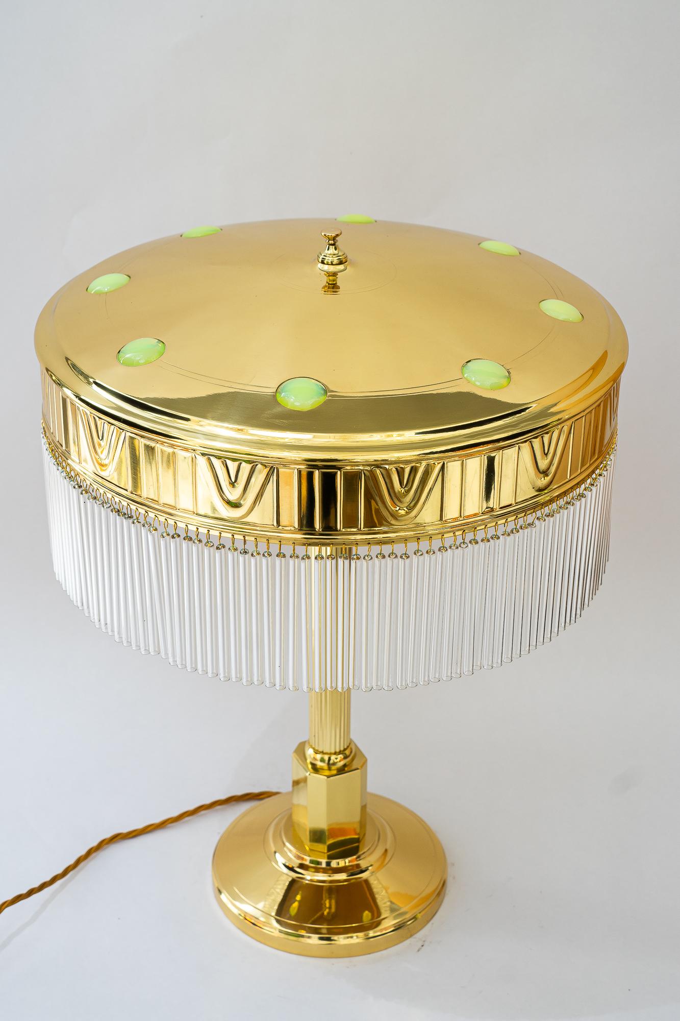Très grande lampe de table art déco avec verre opalin et Sticks vienne années 1920
Verre opalin sur l'abat-jour
Polis et émaillés au four
Les bâtons de verre sont remplacés (neufs).
L'interrupteur se trouve sur le dessus de l'abat-jour (dernière
