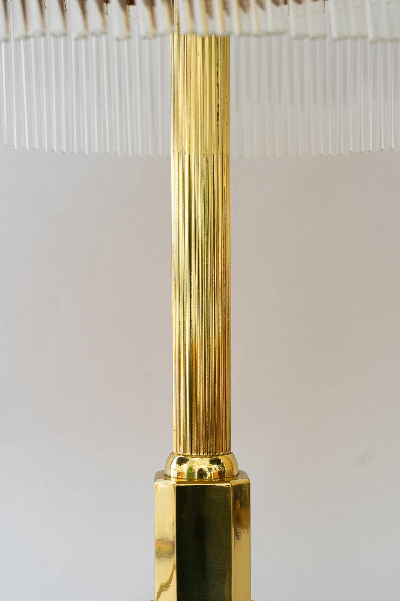 Laiton Très grande lampe de table art déco avec verre opalin et Sticks vienne années 1920 en vente