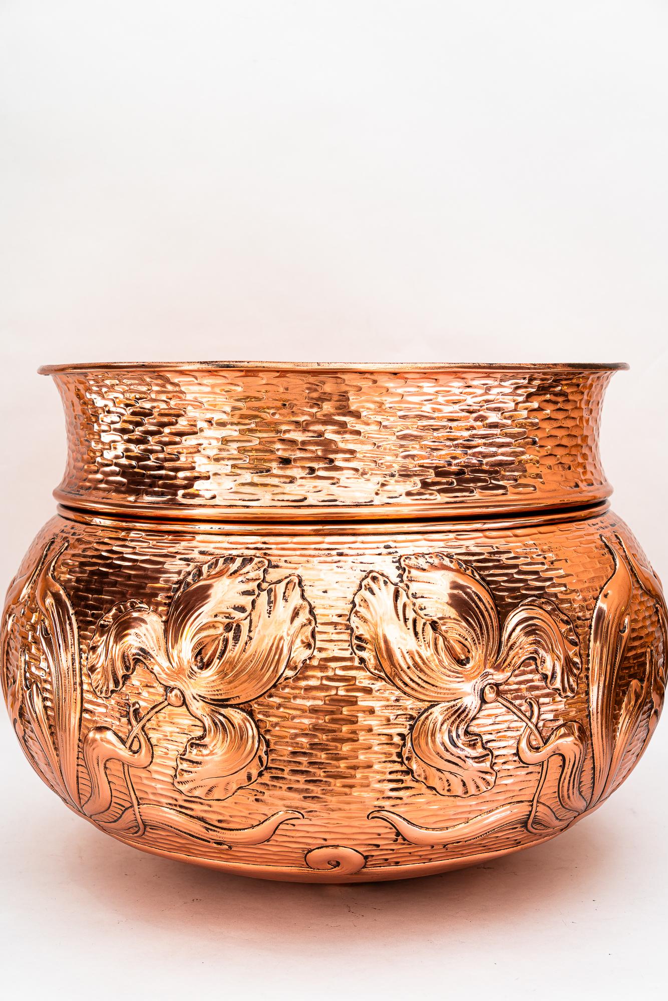 Sehr großer floral gehämmerter Jugendstil-Kupfer-Palmentopf Wien um 1908 im Angebot 7