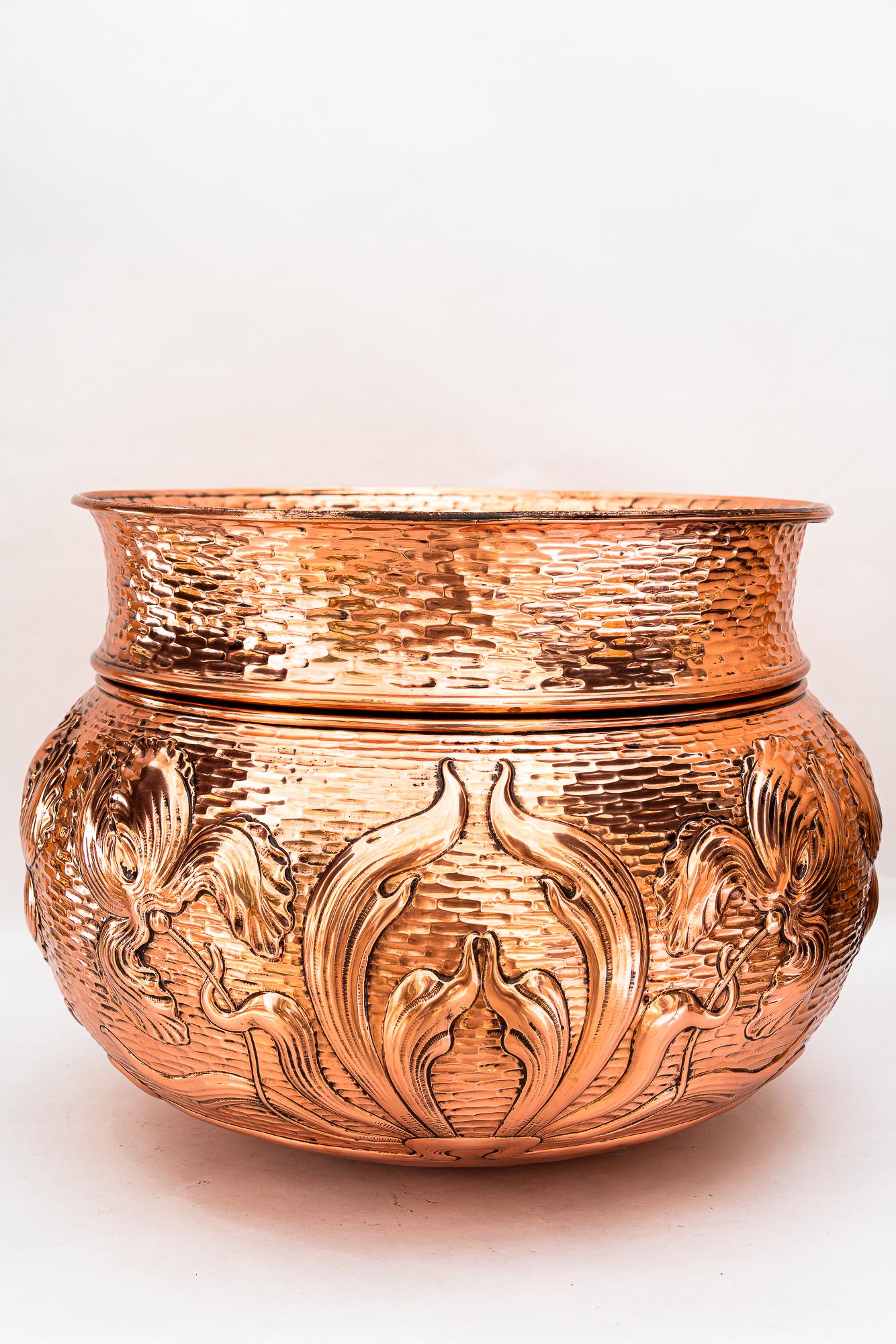 Sehr großer floral gehämmerter Jugendstil-Kupfer-Palmentopf Wien um 1908 (Österreichisch) im Angebot