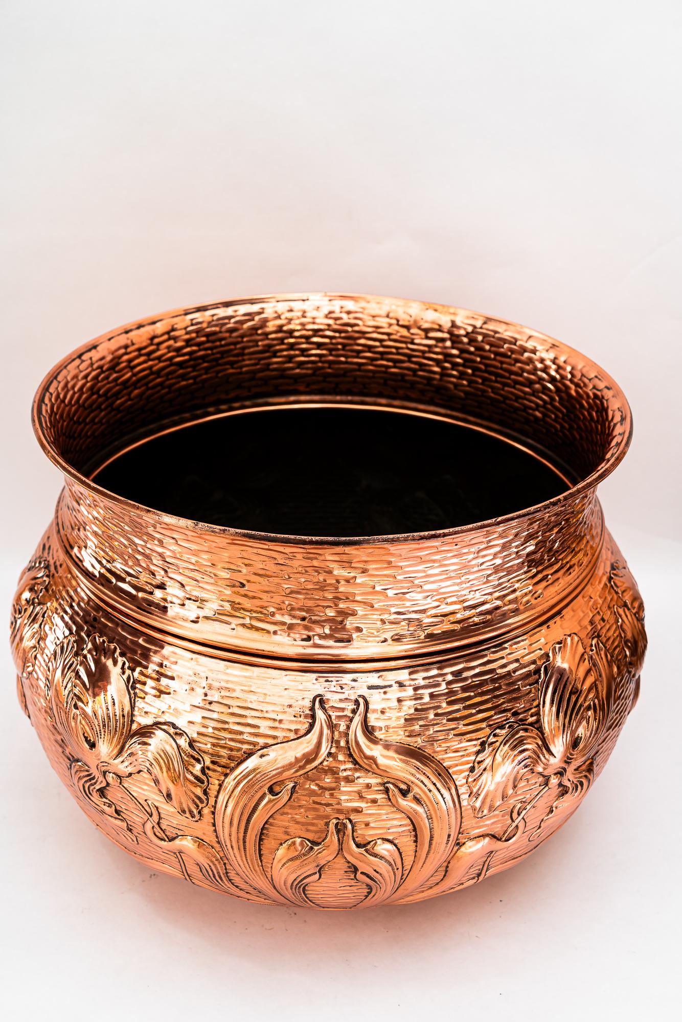 Sehr großer floral gehämmerter Jugendstil-Kupfer-Palmentopf Wien um 1908 (Gehämmert) im Angebot