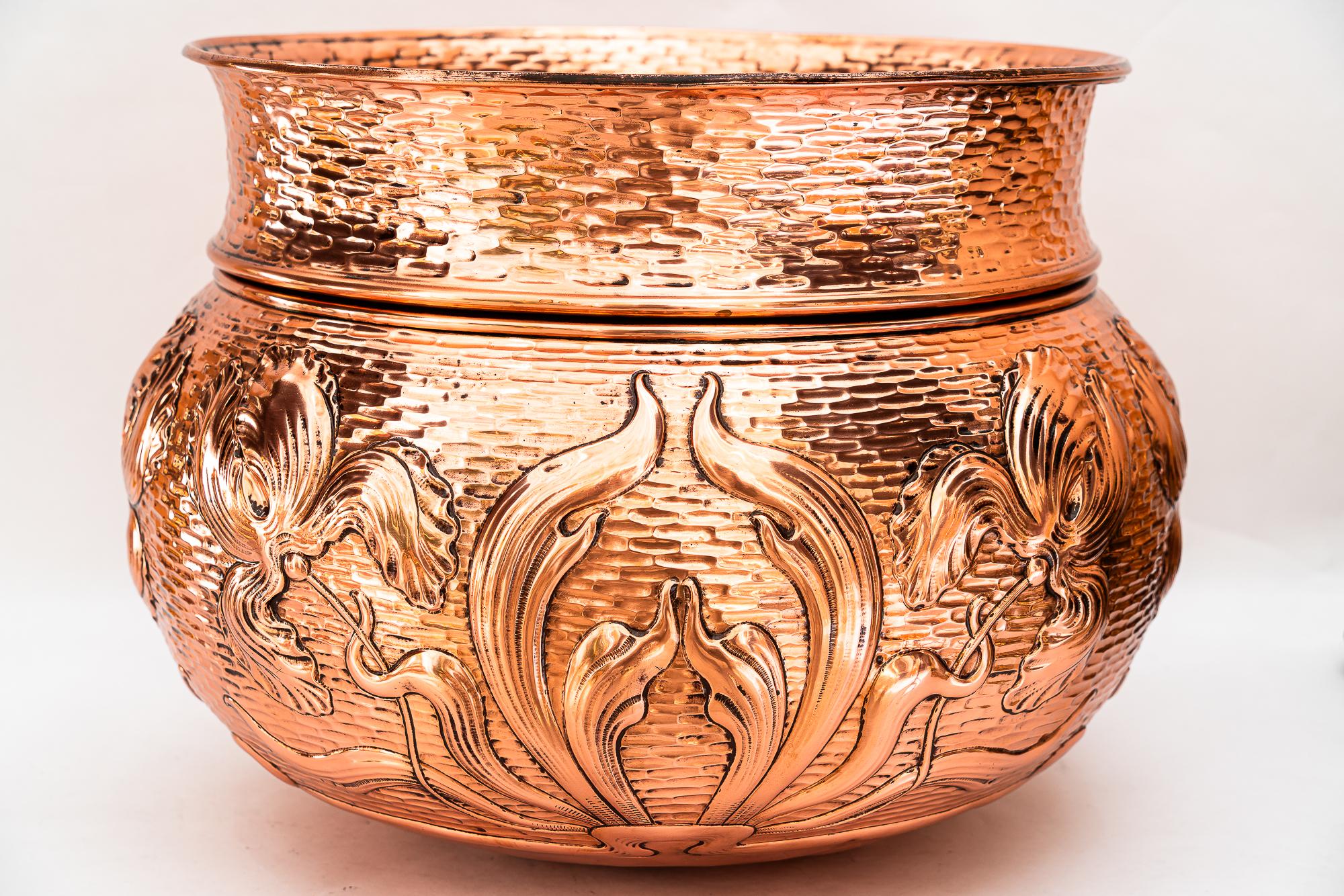 Sehr großer floral gehämmerter Jugendstil-Kupfer-Palmentopf Wien um 1908 im Angebot 4