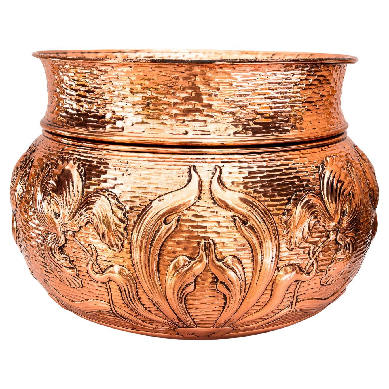 Sehr großer floral gehämmerter Jugendstil-Kupfer-Palmentopf Wien um 1908 im Angebot