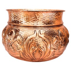 Très grand pot à palmes floral en cuivre martelé jugendstil vienne vers 1908