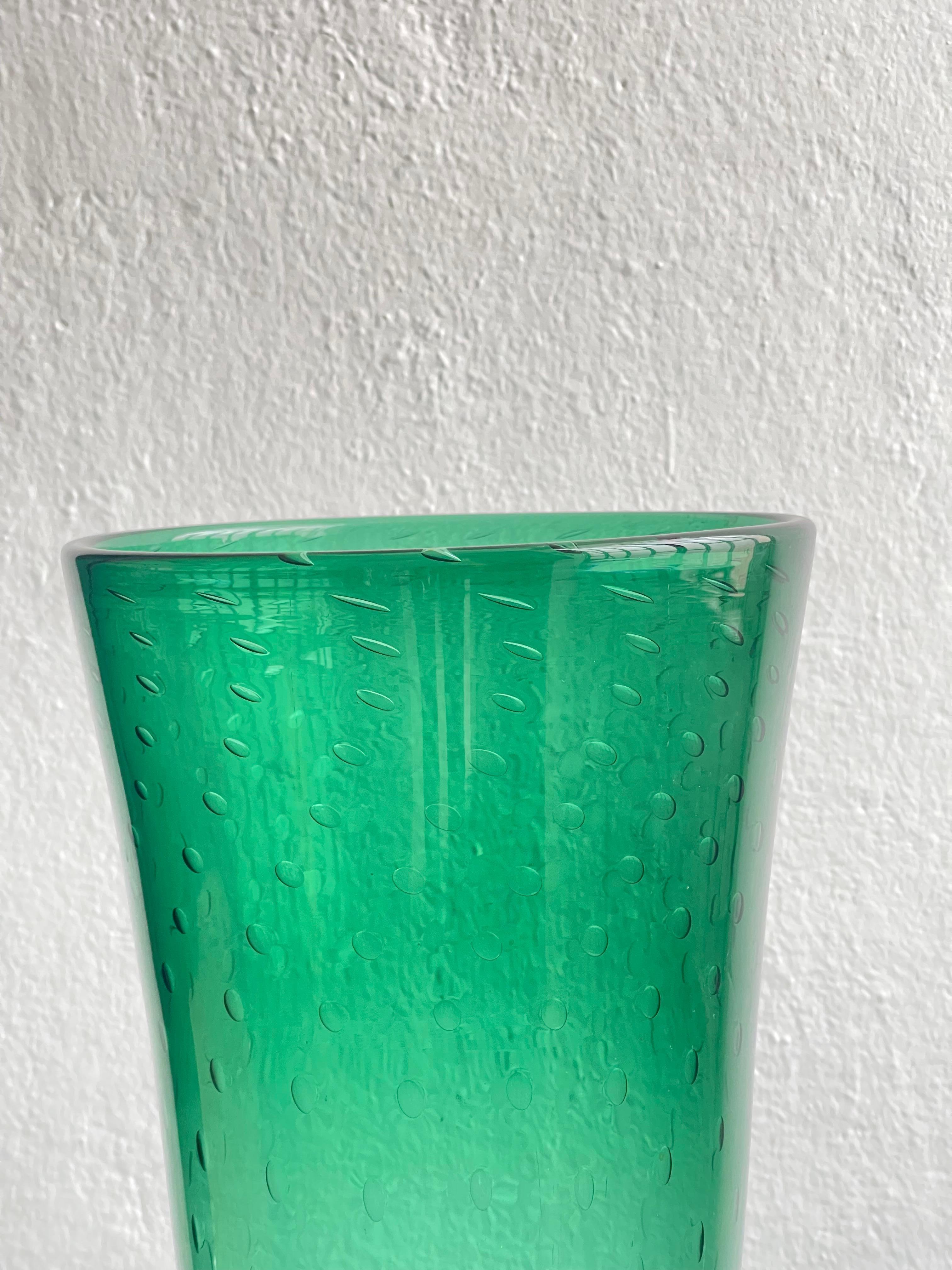 Enorme vaso vintage - Vetrerie di Empoli - Vaso decorativo verde

Vaso vintage molto grande in vetro soffiato verde 