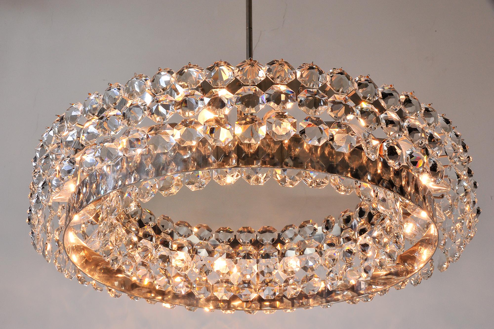 Very charming and big bakalowits chandelier 1960s
Nickel plated
Original condition
18 bulbs.
     
