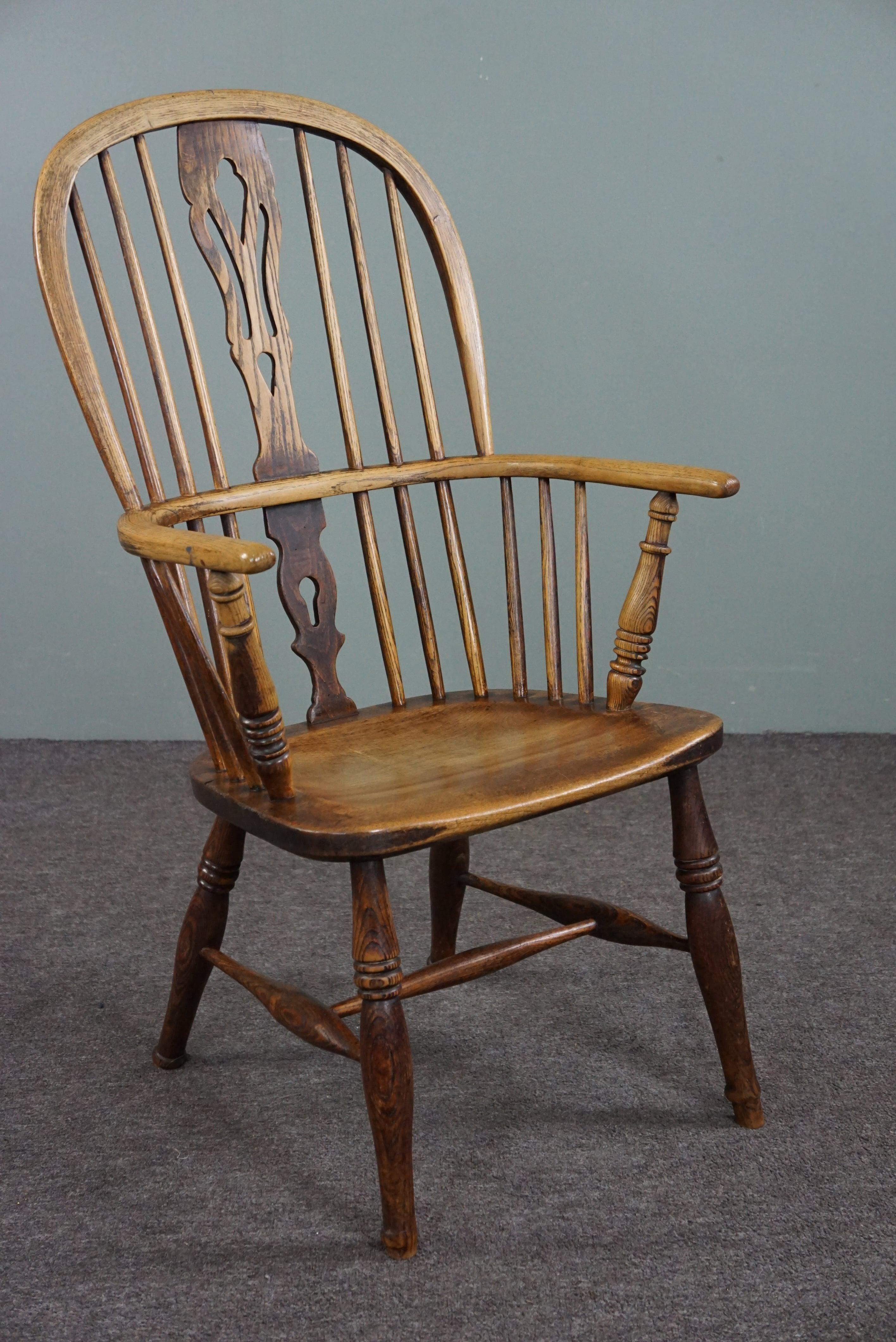 Hand-Crafted Very charming antique 18th century English Windsor chair/armchair For Sale
