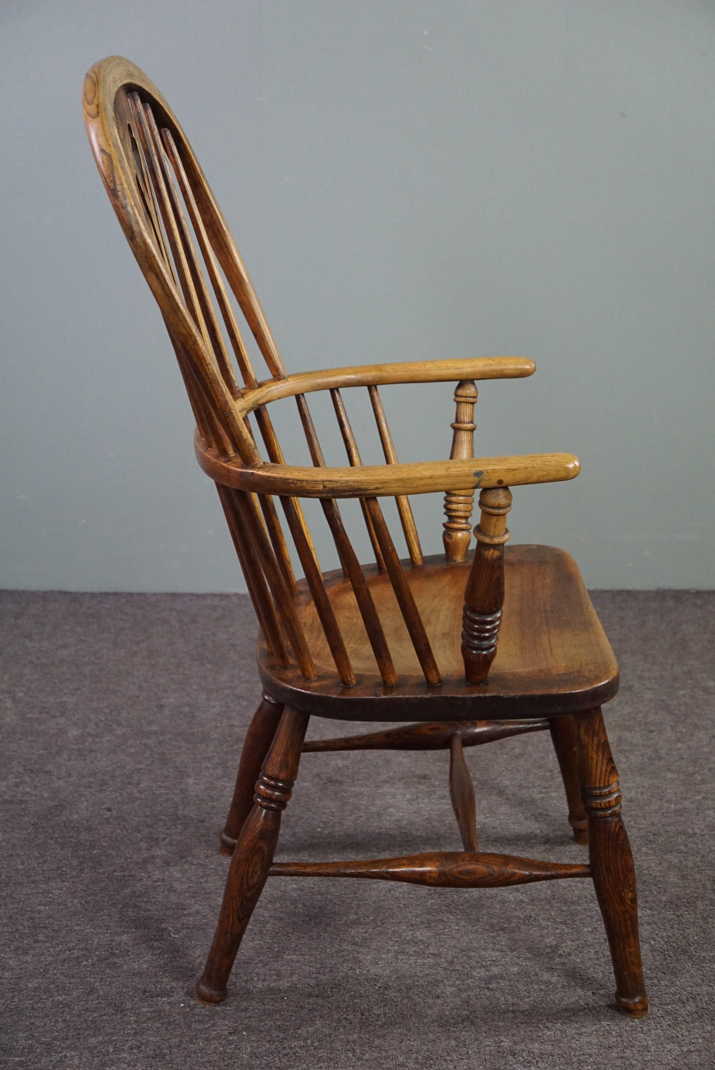 Very charming antique 18th century English Windsor chair/armchair In Good Condition For Sale In Harderwijk, NL