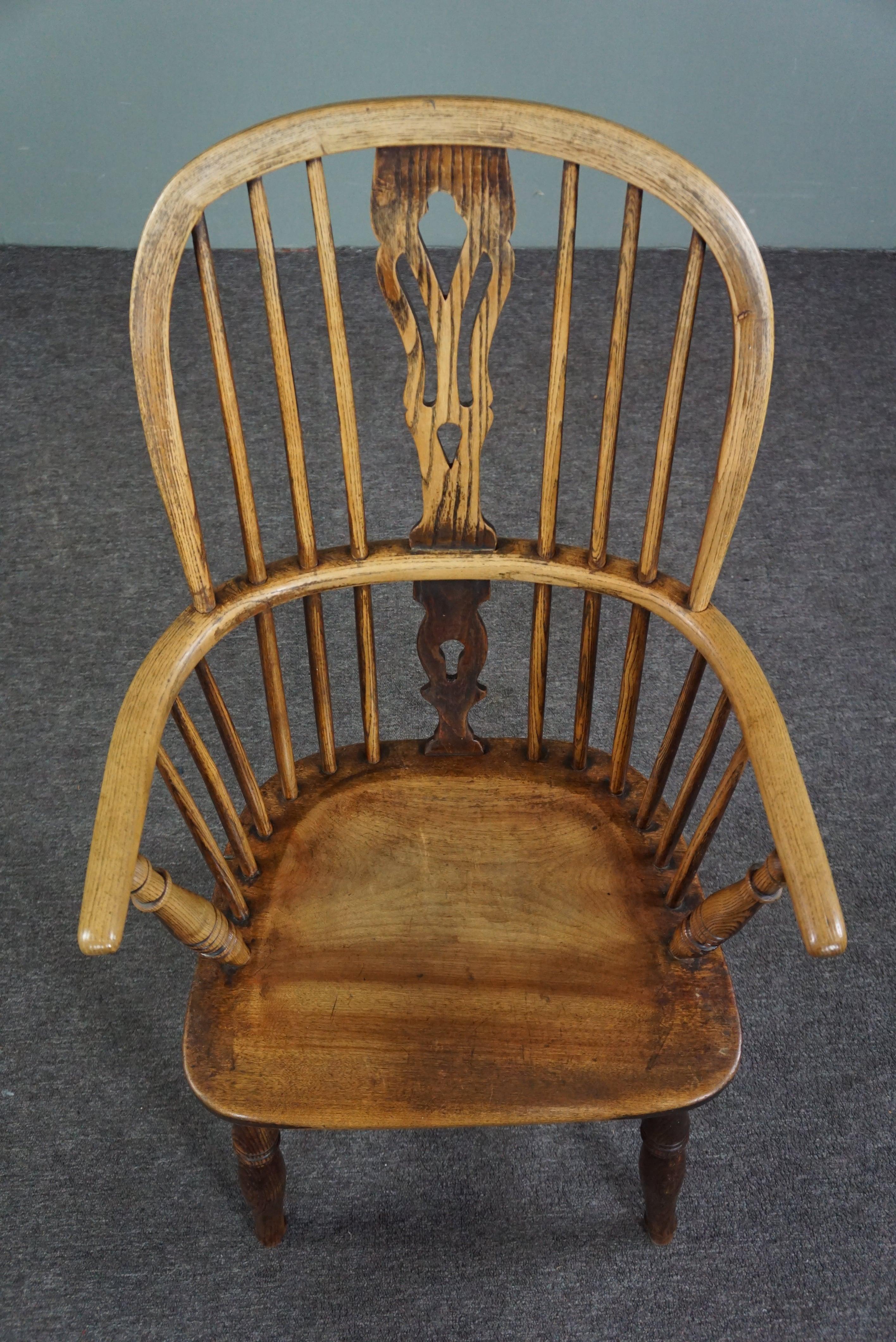 Wood Very charming antique 18th century English Windsor chair/armchair For Sale