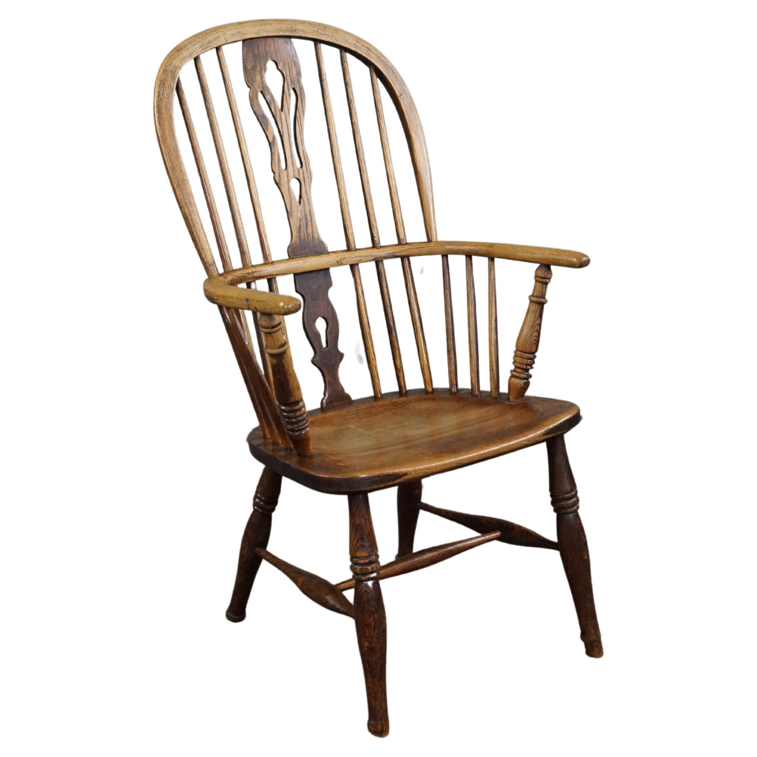 Very charming antique 18th century English Windsor chair/armchair For Sale