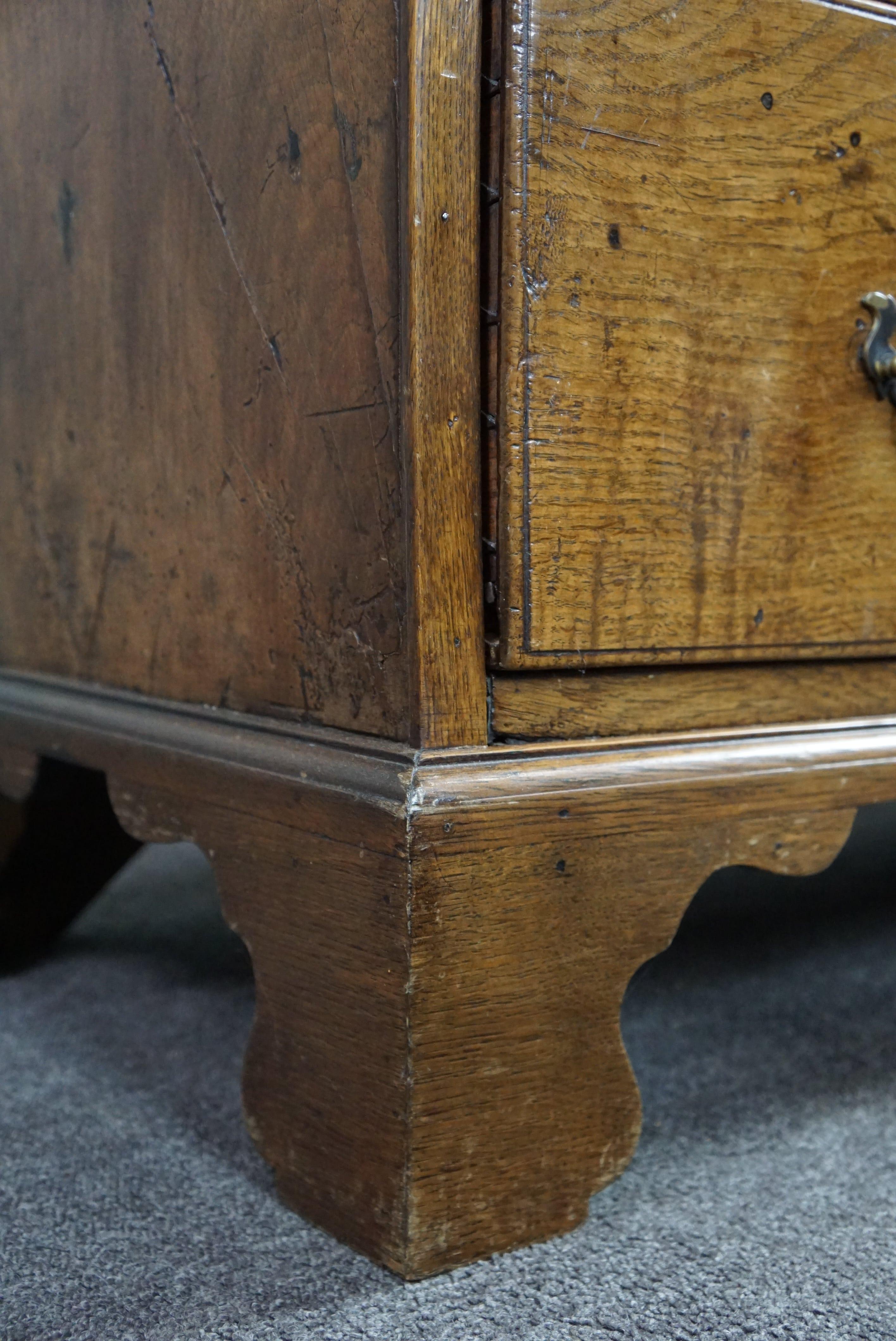Very charming antique English oak chest of drawers For Sale 6