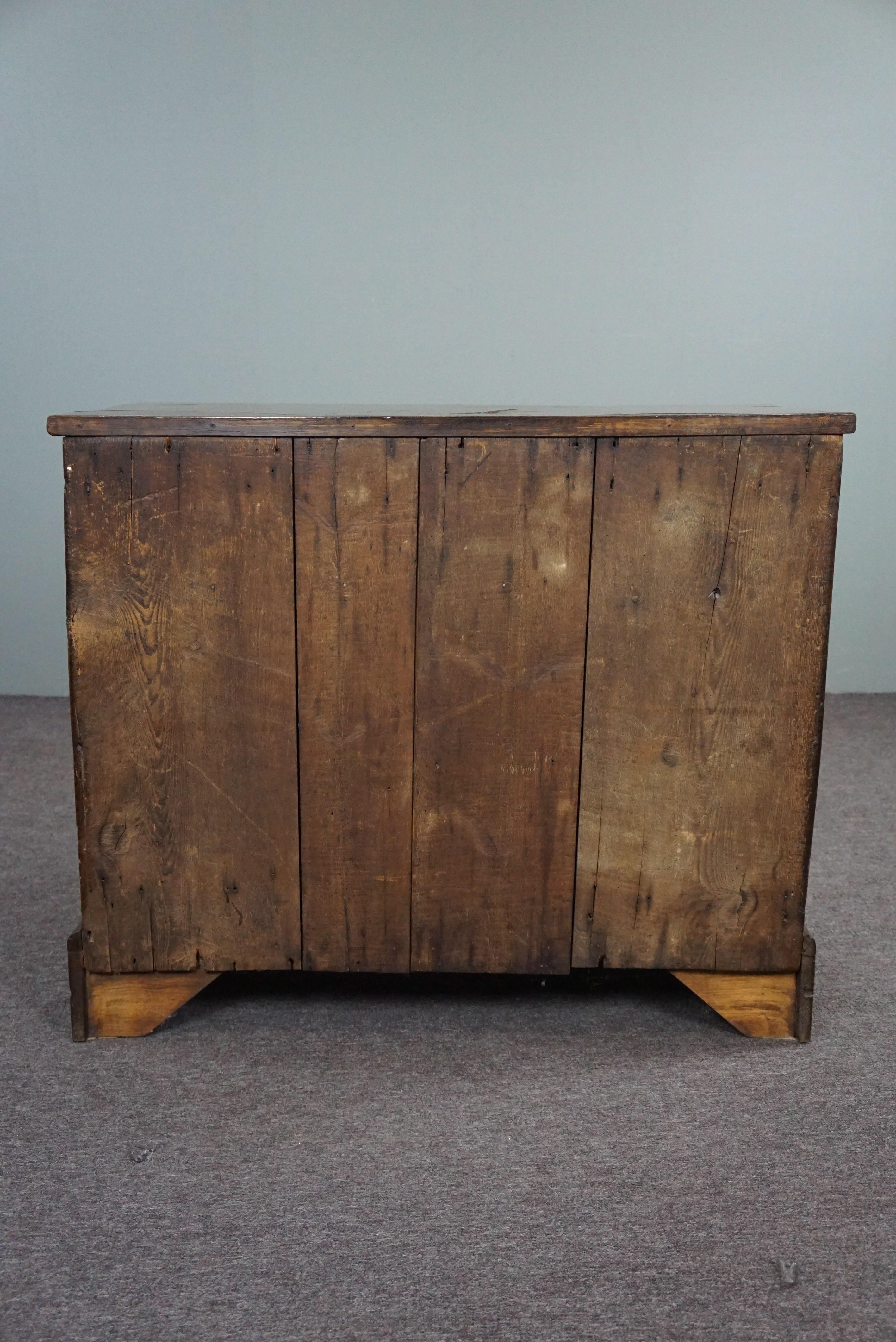 Hand-Crafted Very charming antique English oak chest of drawers For Sale