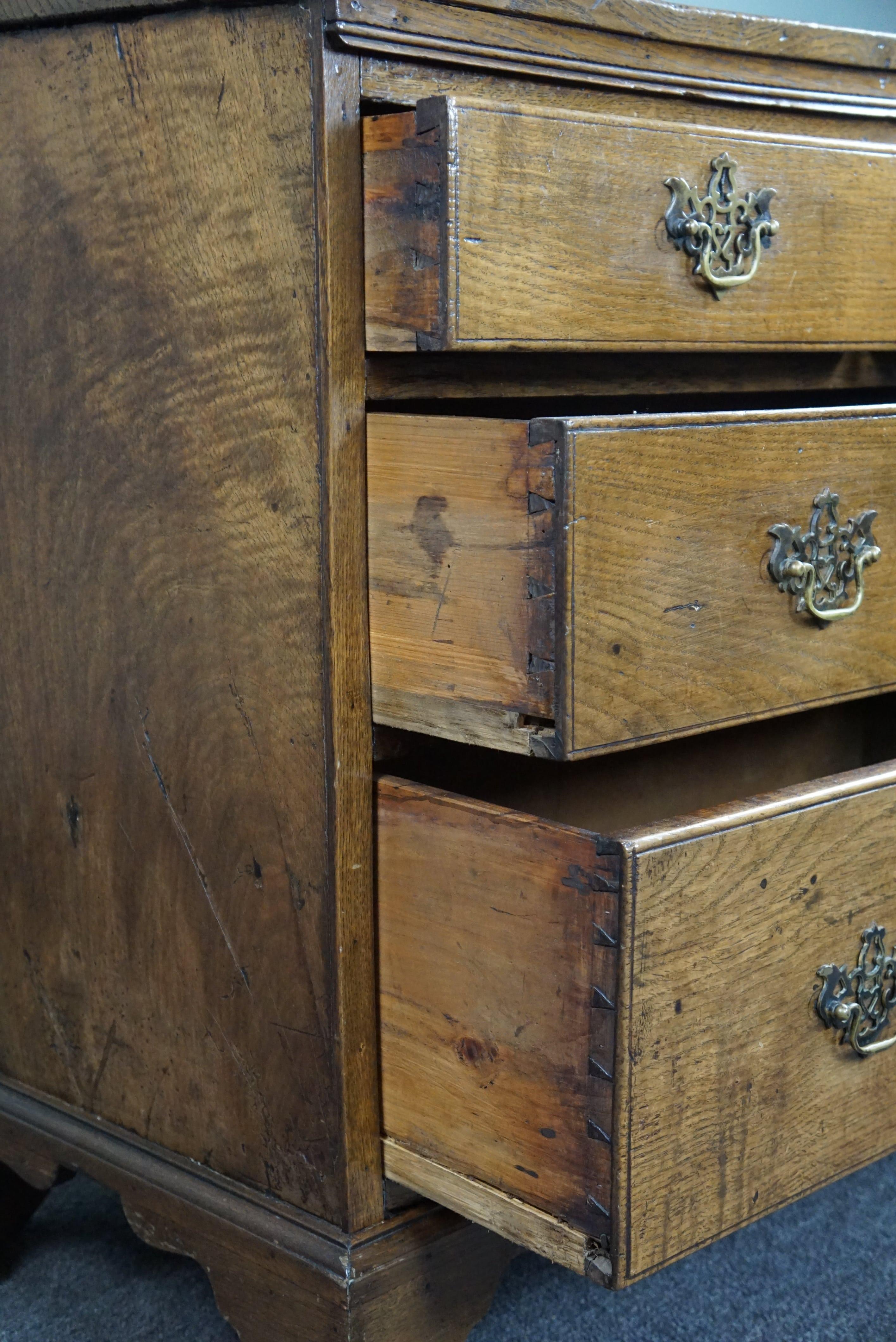 Very charming antique English oak chest of drawers For Sale 2