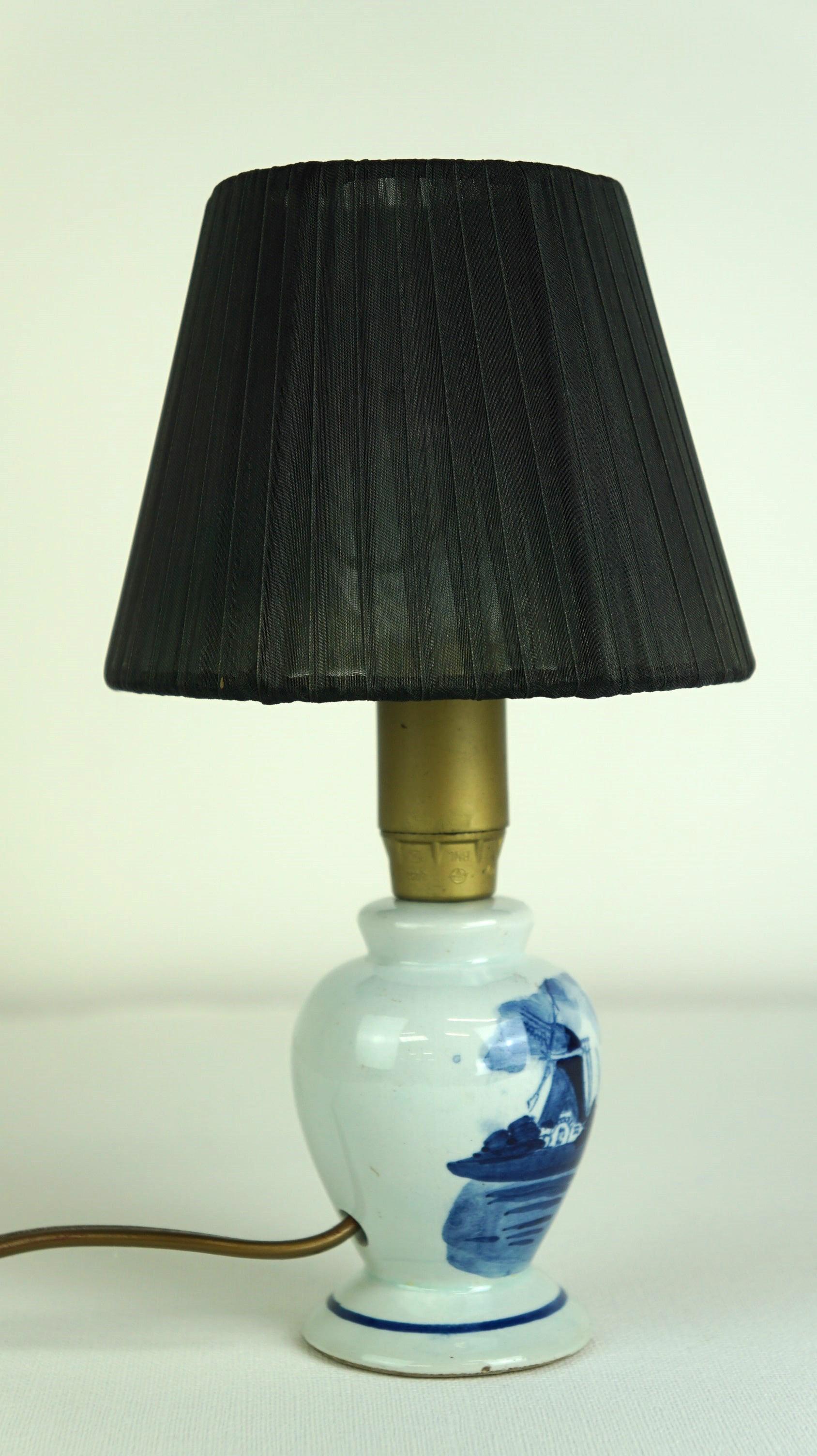 Very charming Delft blue ceramic lamp with a windmill design In Good Condition In Harderwijk, NL