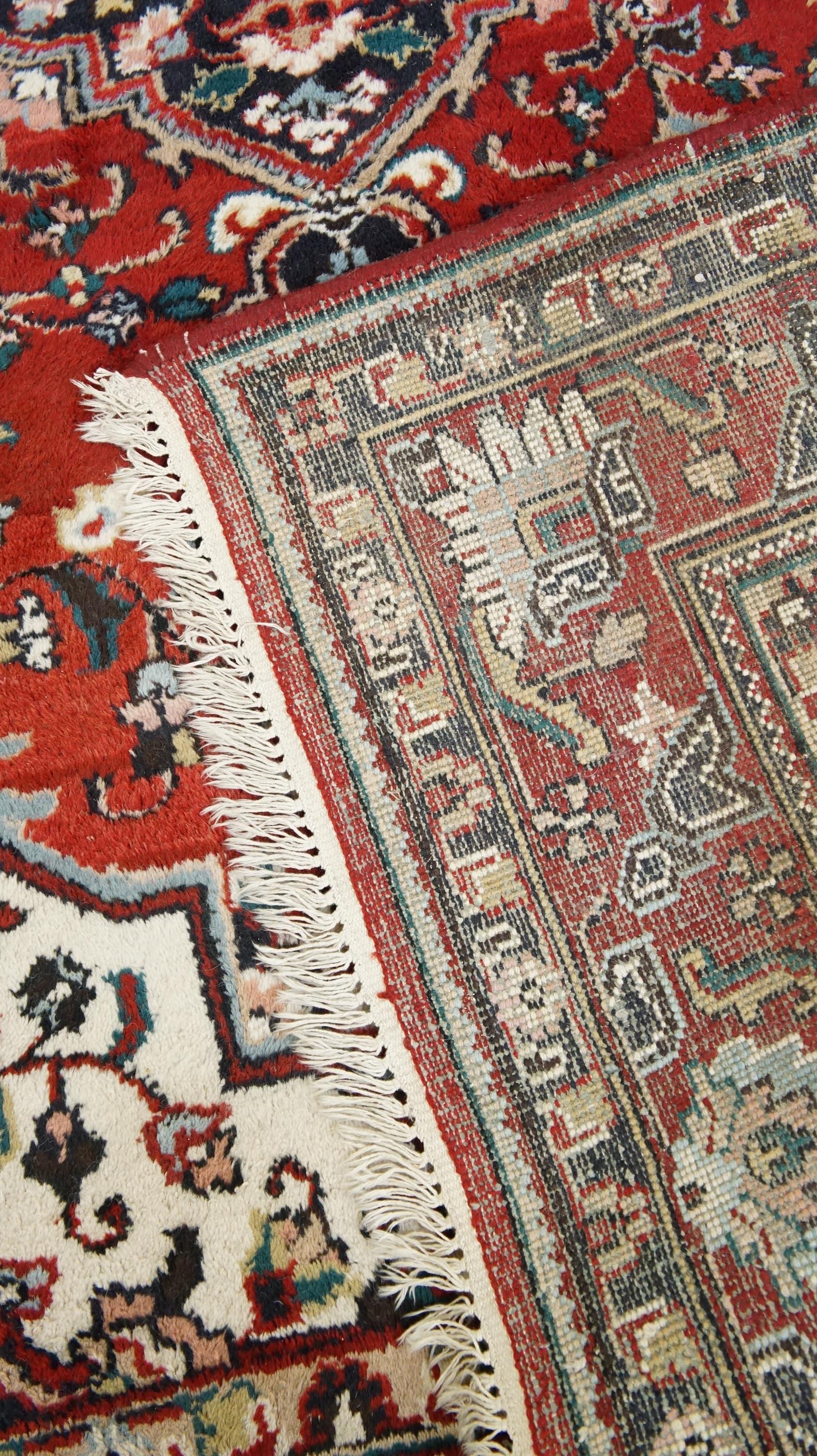 Faites briller votre intérieur avec ce magnifique tapis. Il présente de belles couleurs et des détails étonnants. Les tapis de ce type ne sont pas seulement recherchés pour le salon, mais aussi pour la chambre à coucher, le bureau ou le couloir. Un