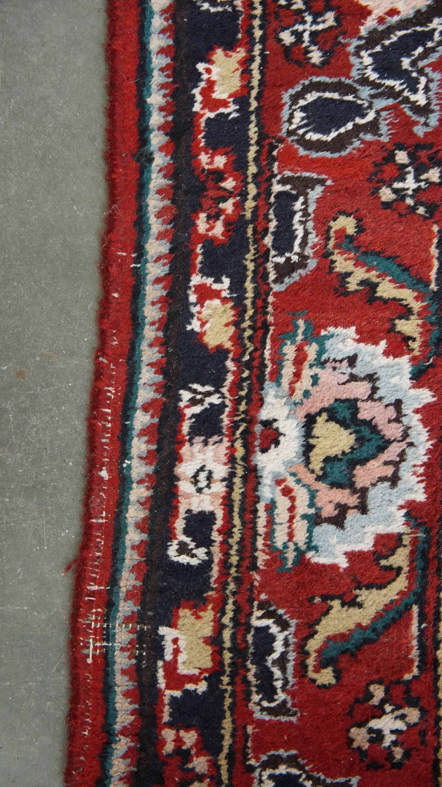 Très charmant tapis de style oriental aux tons rouges et bleus 300 x 200 cm Bon état - En vente à Harderwijk, NL