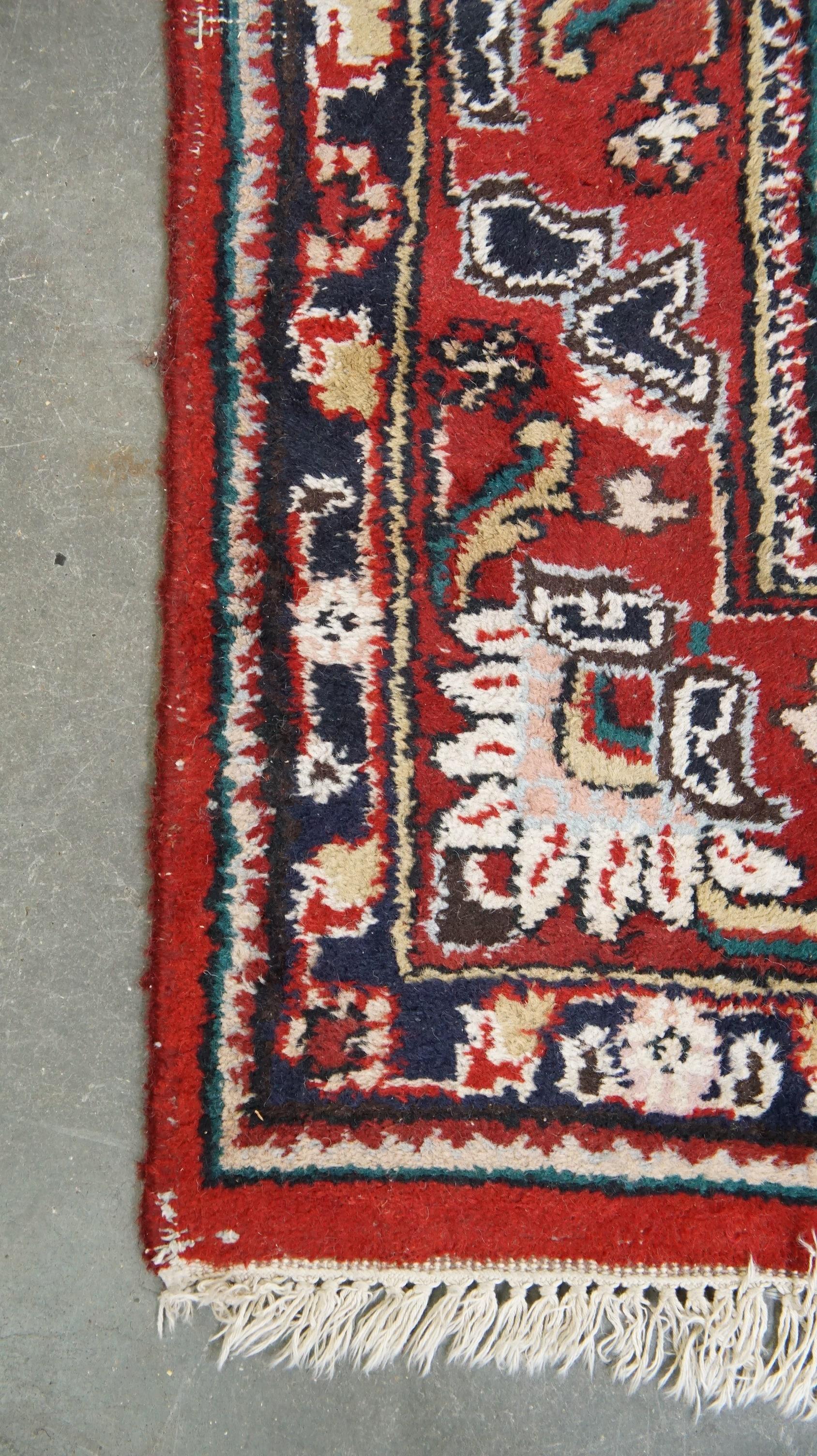 20ième siècle Très charmant tapis de style oriental aux tons rouges et bleus 300 x 200 cm en vente