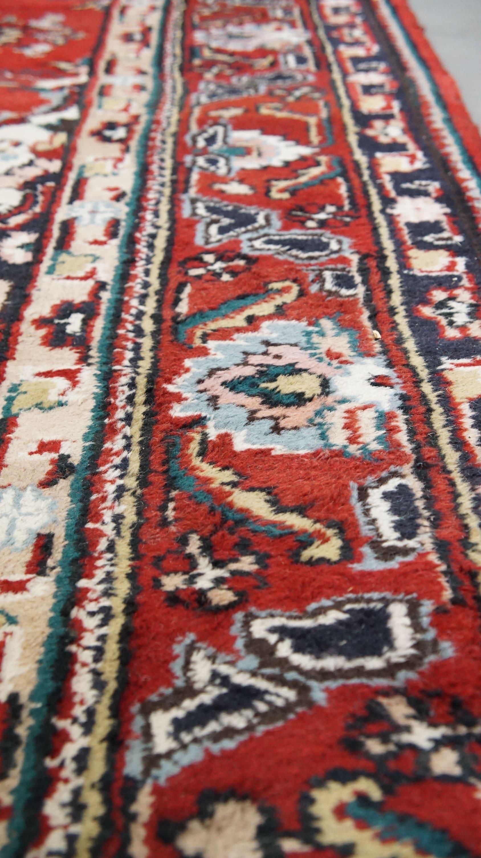 Coton Très charmant tapis de style oriental aux tons rouges et bleus 300 x 200 cm en vente