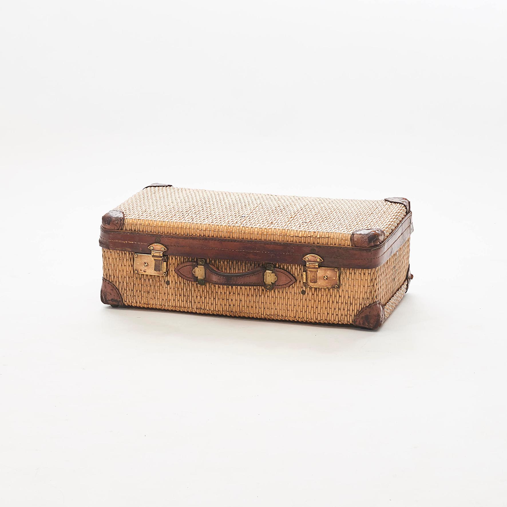 Very charming travel case in woven cane with leather and brass lock fittings. England, circa 1910. Untouched condition with good and natural patina. Original cotton interior.