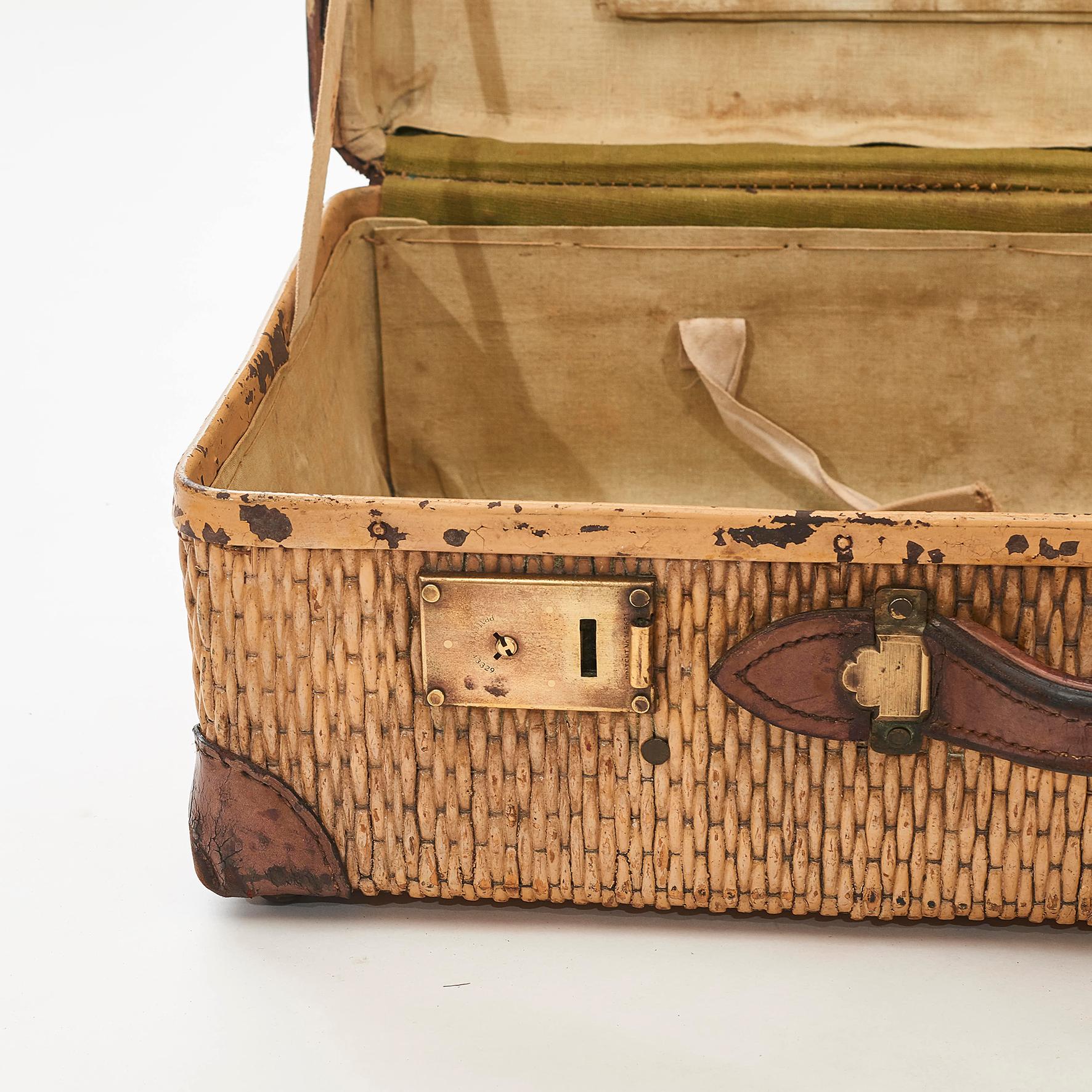 Very Charming Travel Suitcase in Woven Cane In Fair Condition In Kastrup, DK