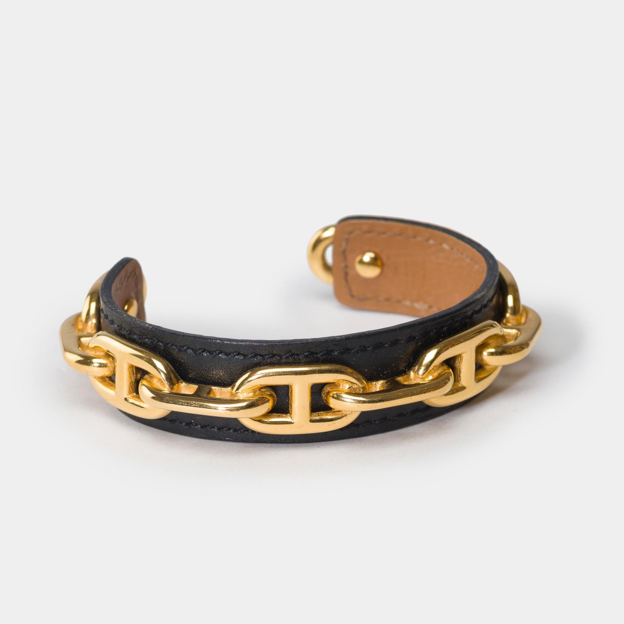 Very​ ​beautiful​ ​Hermès​ ​bracelet​ ​in​ ​black​ ​leather​ ​topped​ ​with​ ​a​ ​golden​ ​metal​ ​chaîne​ ​d'Ancre
Gold​ ​leather​ ​interior
Signature:​ ​