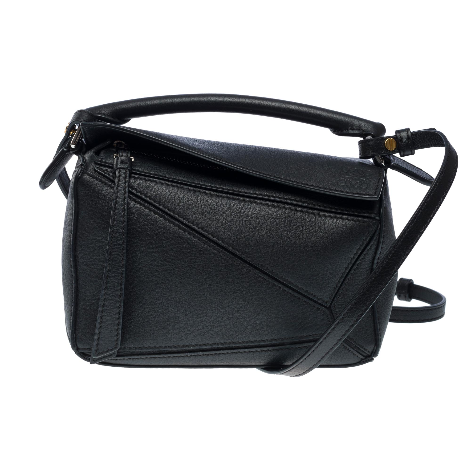 Very​ ​Chic​ ​Cuboid​ ​Loewe​ ​Puzzle​ ​Mini​ ​2​ ​WAY​ ​handbag​ ​in​ ​black​ ​leather​ ​designed​ ​by​ ​the​ ​artistic​ ​director​ ​of​ ​the​ ​brand​ ​Jonathan​ ​Anderson
Silver​ ​metal​ ​trim,​ ​simple​ ​black​ ​leather​ ​handle,​ ​removable​