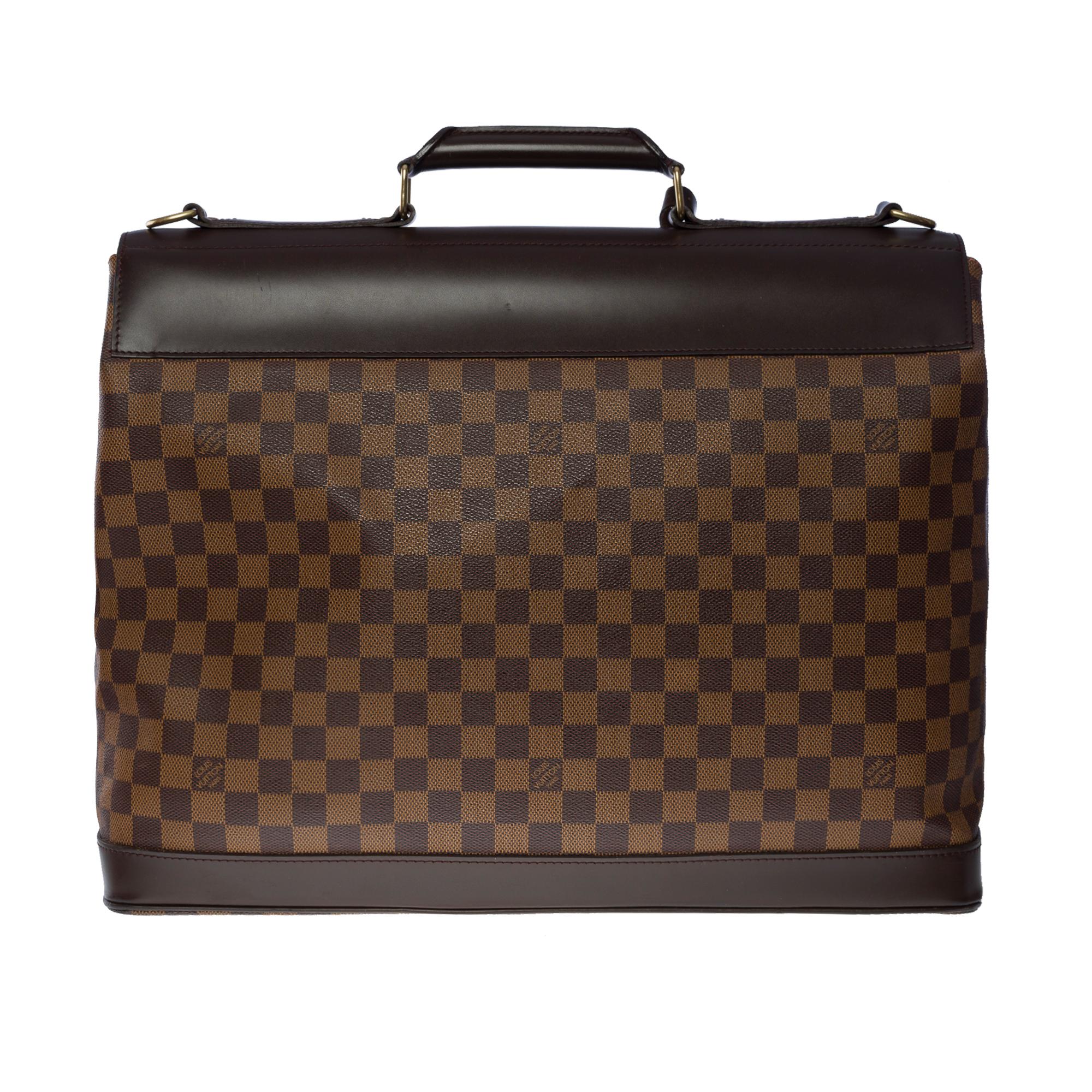 Elegant Louis Vuitton Clipper West-End travel bag in ebony checkered canvas and brown leather, gold-tone metal hardware, brown leather handle, removable brown leather shoulder strap for hand or shoulder support

One closure per flap
Inner lining in