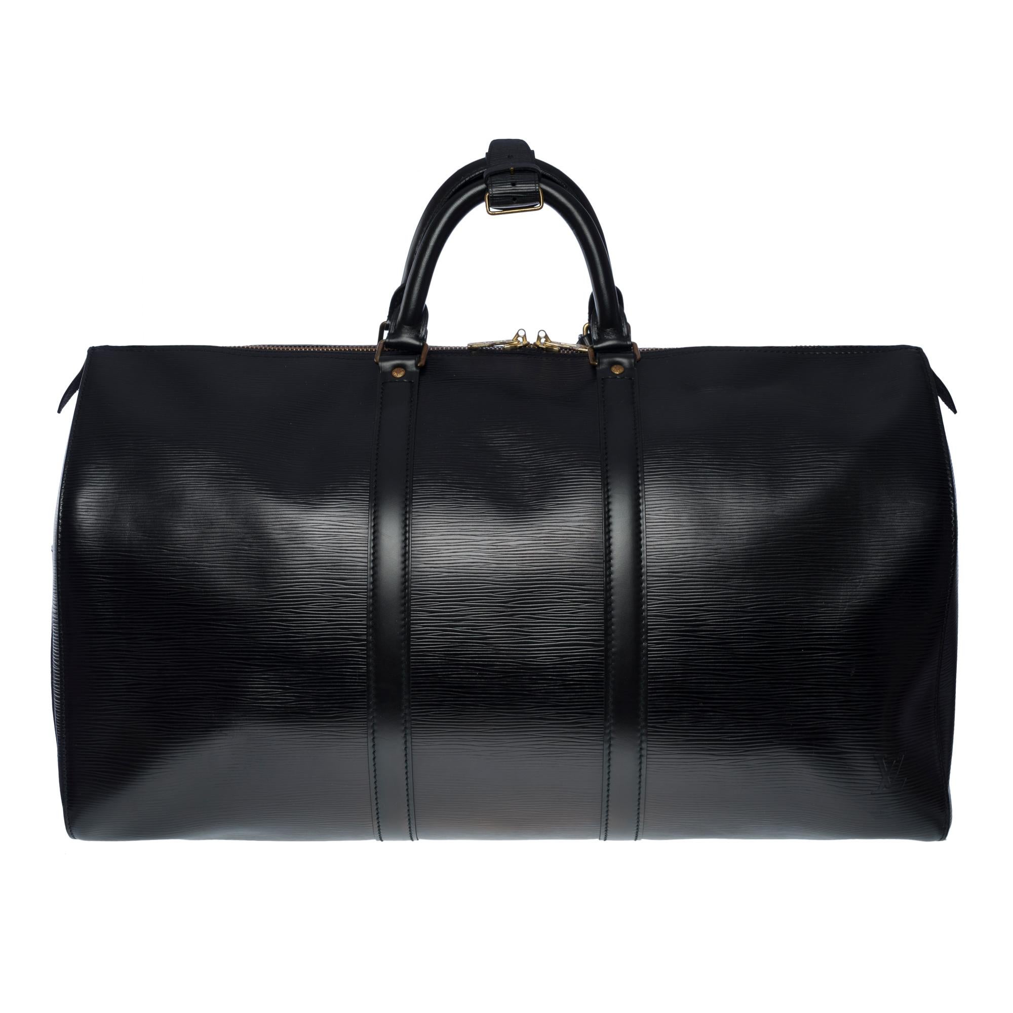 The very Chic Louis Vuitton Keepall Travel Bag 55 cm in black leather, double zipper sliders, double handle in black leather allowing a hand-carried
Zip closure
A left side patch pocket
Black suede inner lining
Signature: “LOUIS VUITTON, Made in