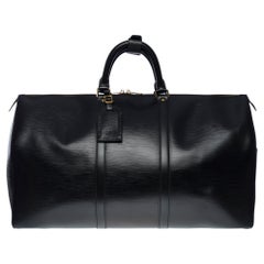 Très chic sac de voyage Louis Vuitton Keepall 55 en cuir épi noir, GHW