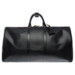 Très chic sac de voyage Louis Vuitton Keepall 55 en cuir épi noir, GHW
