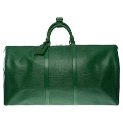 Très chic sac de voyage Louis Vuitton Keepall 55 en cuir épi vert