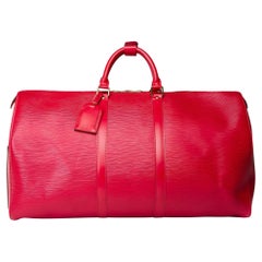 Très chic sac de voyage Louis Vuitton Keepall 55 en cuir épi rouge, GHW