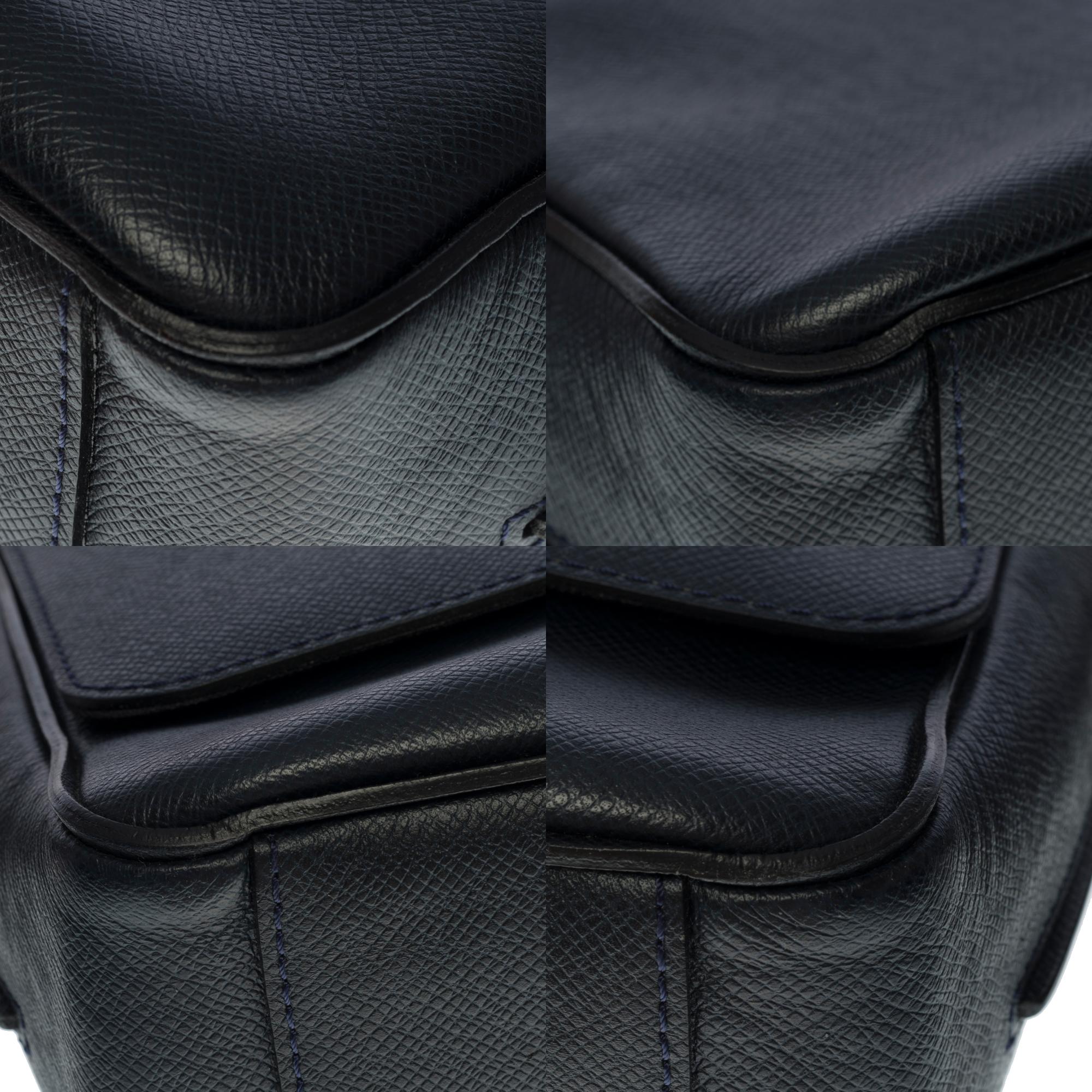 Very Chic Louis Vuitton  Messenger shoulder bag in Navy blue Taïga leather, SHW 2