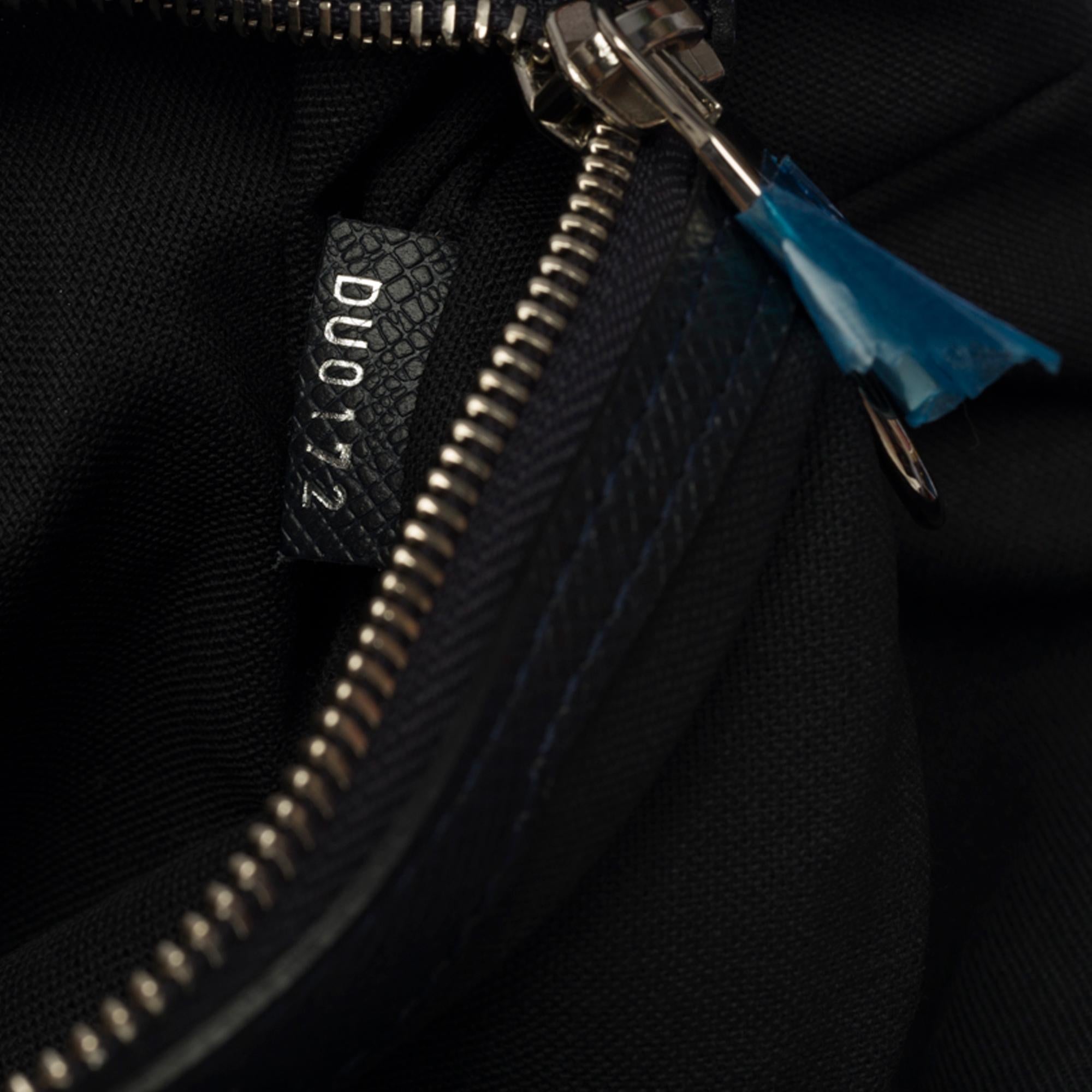 Black Very Chic Louis Vuitton  Messenger shoulder bag in Navy blue Taïga leather, SHW