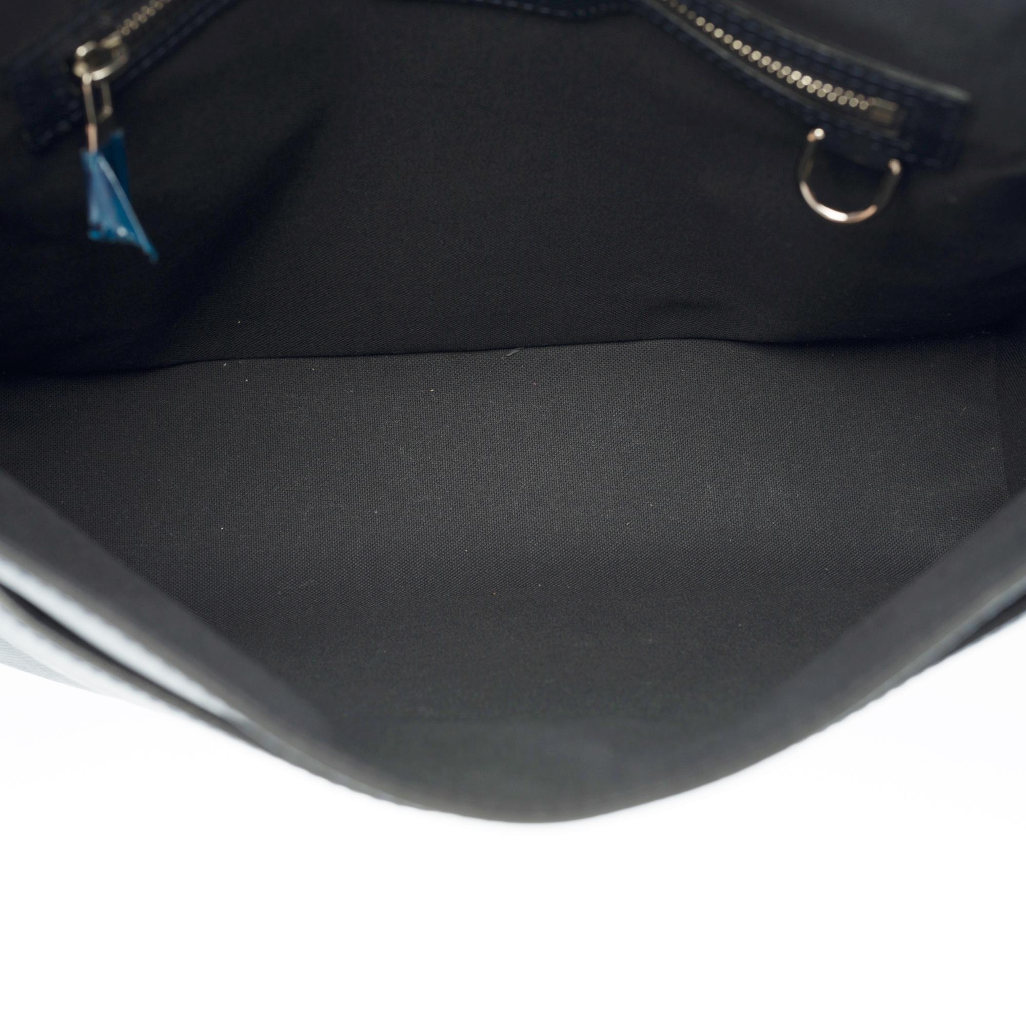 Very Chic Louis Vuitton  Messenger shoulder bag in Navy blue Taïga leather, SHW In Excellent Condition In Paris, IDF