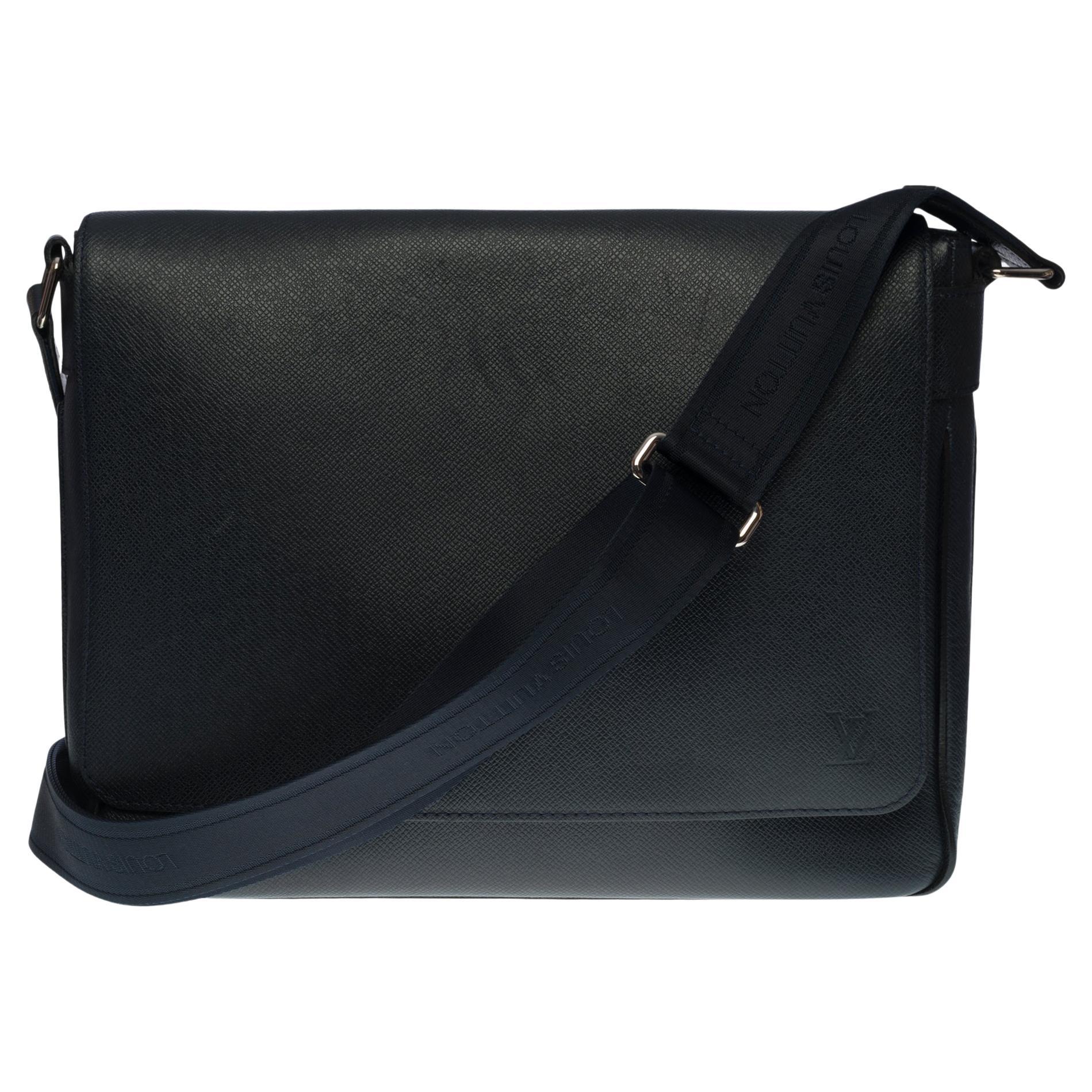Very Chic Louis Vuitton  Messenger shoulder bag in Navy blue Taïga leather, SHW