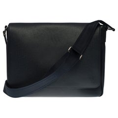 Very Chic Louis Vuitton  Messenger shoulder bag in Navy blue Taïga leather, SHW