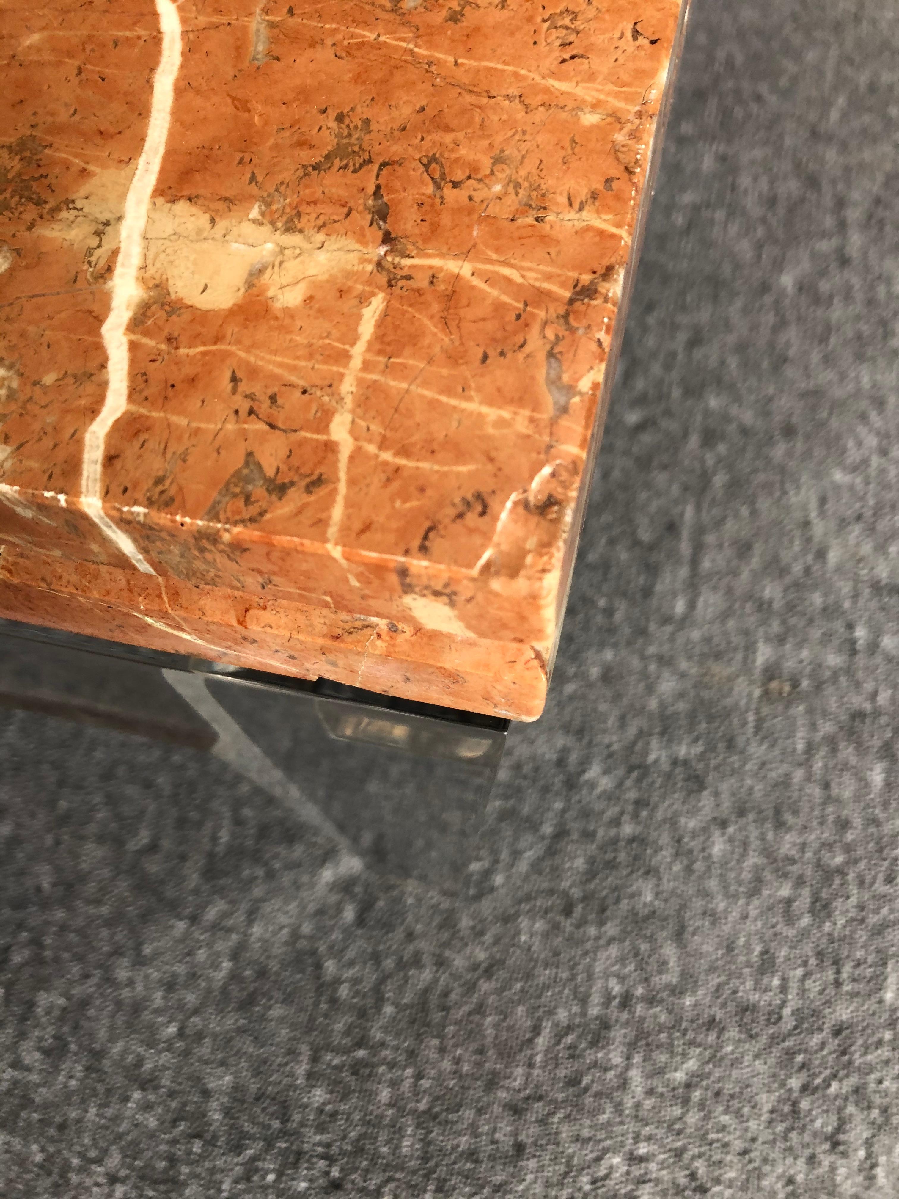 Table basse très chic en lucite et marbre de style mi-siècle moderne 5