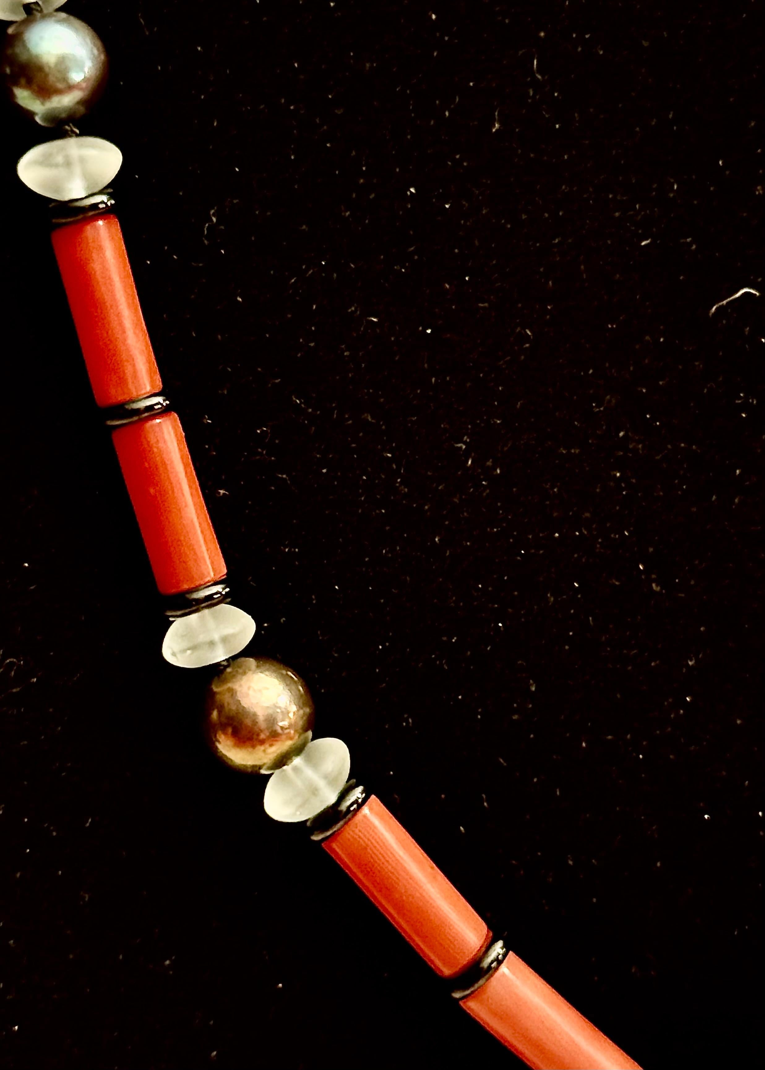 Corallo naturale arancione rossastro molto chic, perla di Tahiti, cristallo e onice nera in vendita 4