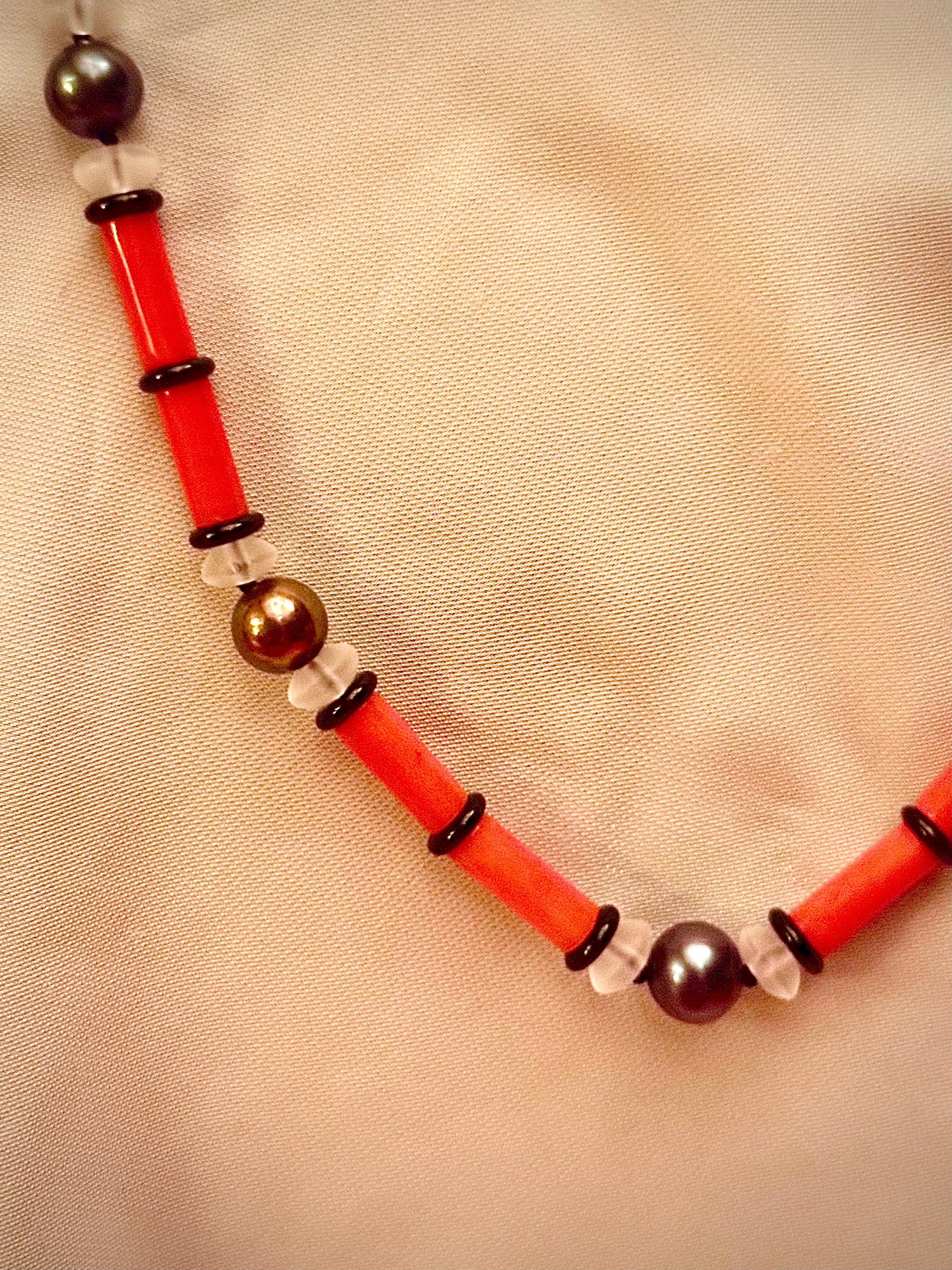 Corallo naturale arancione rossastro molto chic, perla di Tahiti, cristallo e onice nera in vendita 6